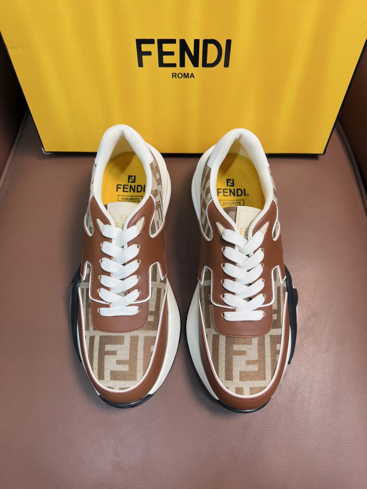 💰410 FEND*—芬迪 芬家Flow 男士休闲运动鞋,搭配松紧带、侧拉链,刻有F的波纹鞋底。鞋跟饰有凸纹Fendi Flow字样。高科技布料及蓝色和真皮混合材质。装饰Lycra®细节。FF图案鞋舌。超轻耐磨EVA鞋底。 码数:39-44(45.46定做)