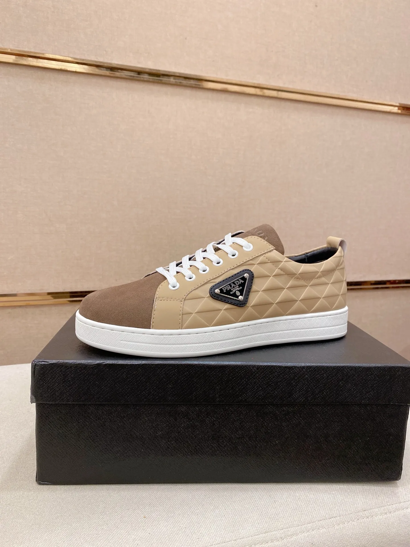 P220💰(普拉达)官网最新款🎁🎁休闲时尚男鞋👟，爆款💥版型简洁大气，潮男专属.独有的官网最新品牌元素元素👑原版装饰，时尚又大方，面料原版牛皮✅羊皮内里，官网指定耐磨休闲大底，专柜经典款实物拍摄🎬39-44.可定做38.45