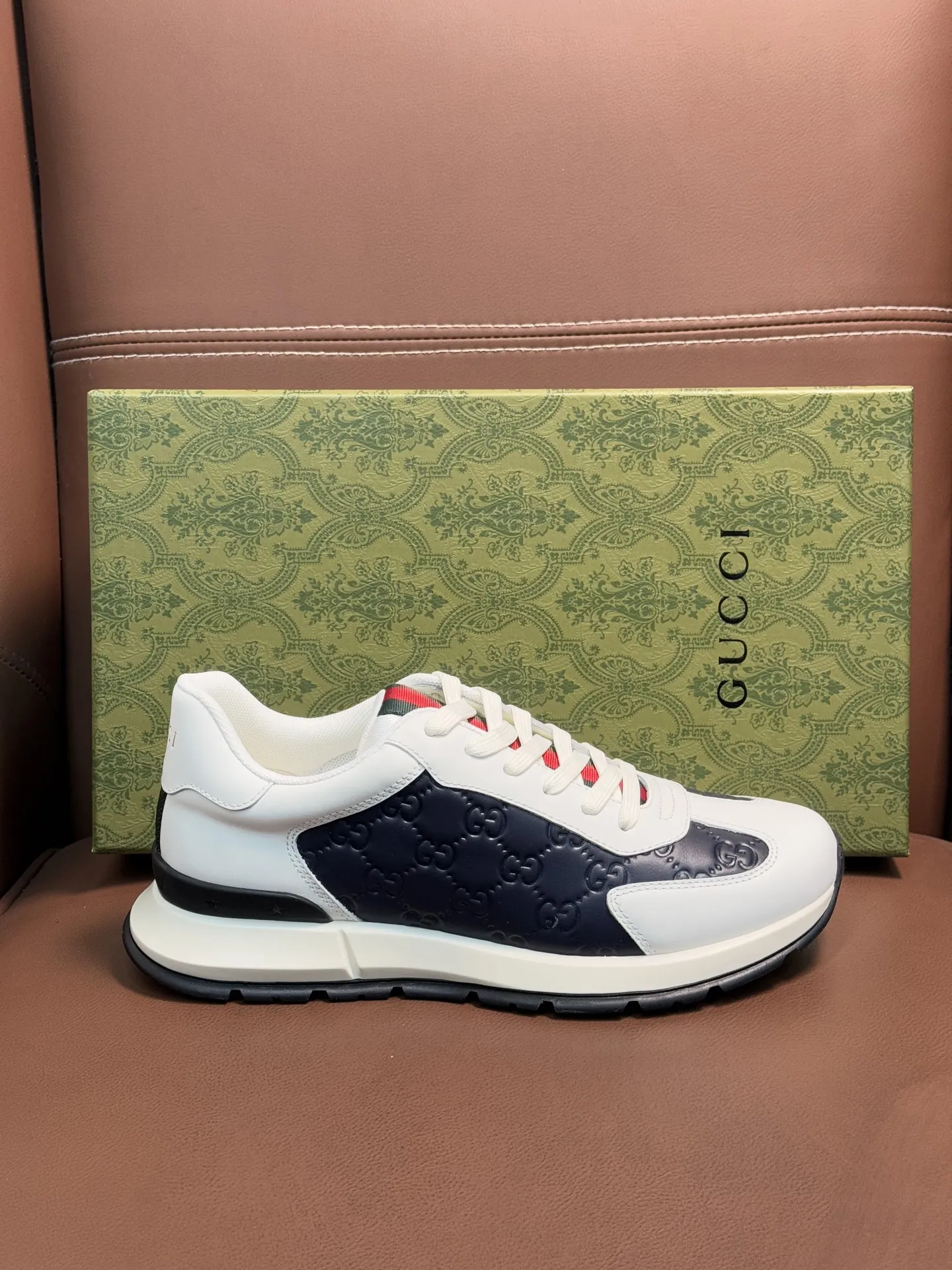 Gucci 男士休闲厚底休闲鞋,采用进口牛皮制作,经典百搭款,正面饰以品牌五金logo装饰,搭配原版橡胶鞋底,柔软舒适,经久耐穿! P:410,size:38-44(45定做)