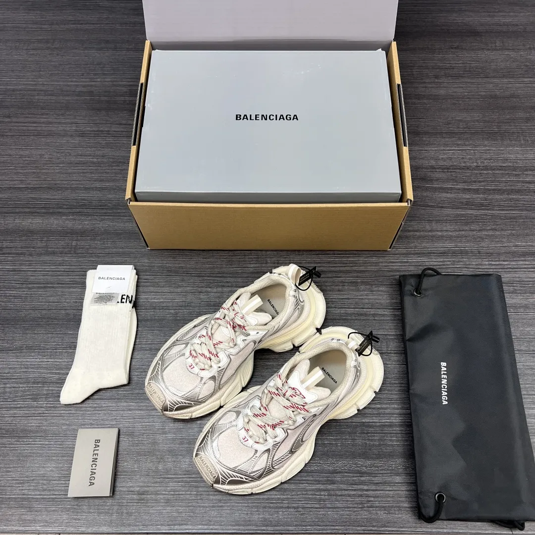 💰420 纯原版本Balenciaga Phantom Sneaker 巴黎世家3XL 白银满天星 潮流跑鞋 在延续 Track Trainer 户外轮廓和复杂鞋面结构的同时，新版本在后跟位置增加了透明带的部件，整鞋看起来更加复古。鞋面采用五彩粉沙织网 遇到光线如漫天星空 非常抢眼！ 包装:全套原版包装加固飞机盒包装！ 码数:35-46码（偏大一码 穿42拍41码)