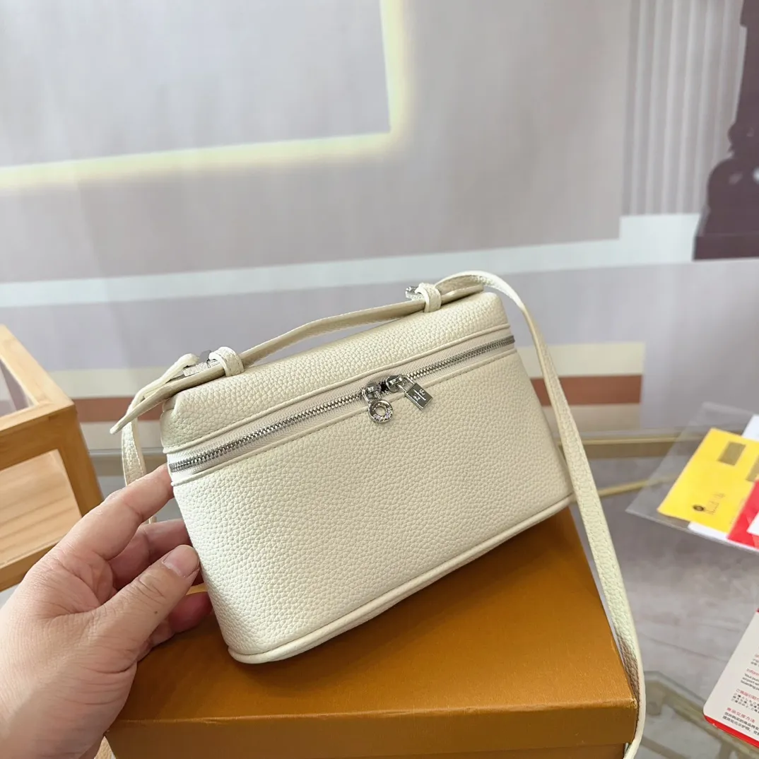 P125 配盒子 貌美如花LoroPiana小方包 不再买包的我看到这个小白真是受不了 简直太适合夏天，容量可放下手机 钥匙 气垫 手纸 口红等，好喜欢這 #OroPiana#夏日小包推荐 尺寸：20 13 T