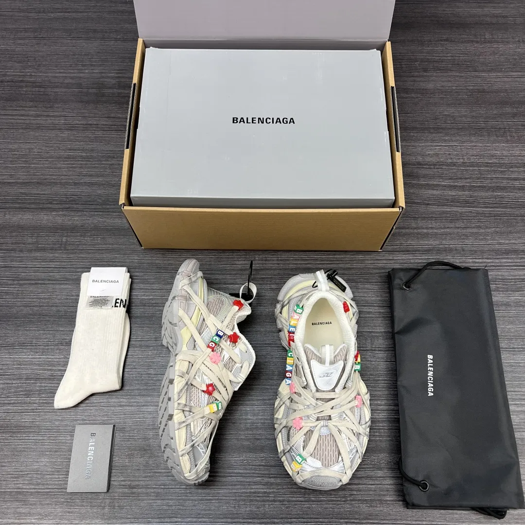 💰600 纯原版本Balenciaga巴黎世家 3XL Extreme Lace 做旧效果 字母装饰 低帮 老爹鞋 彩色 3XL Extreme Lace 在原蜘蛛侠设计基础添加巴黎世家彩色字母扣饰 显得别具一格 保持着巴黎世家独有设计风格 质感很丰富。做旧依然保持不失复古风味！值得推荐的一款新品！ 包装:全套原版包装加固飞机盒包装！ 码数:35-46码！(正码)