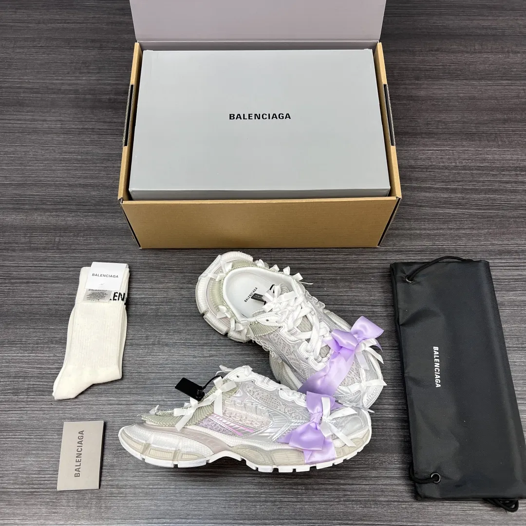 💰480 纯原版本Balenciaga巴黎世家 3XL 蕾丝结蝴蝶结半拖 人造革 圆头系代 低帮 老爹鞋 白银紫在延续 Track Trainer 户外轮廓和复杂鞋面结构的同时,鞋面蕾丝+蝴蝶结设计 每一处都是少女感拉满! 神仙颜值超级赞! 包装:全套原版包装加固飞机盒包装! 码数:35-42码!(正码)