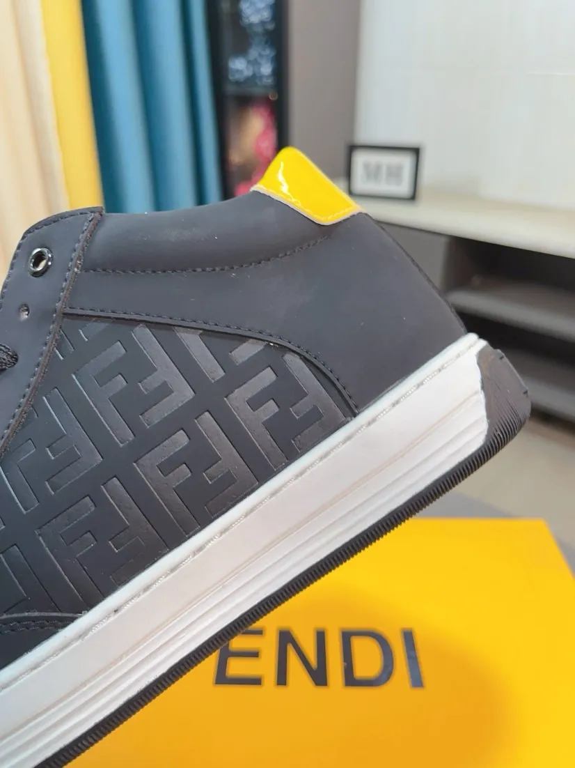 出厂价230🌹🌹【fendi 芬迪】：🔝男鞋高端品牌：高帮系系：官网1：1最新力作：鞋面采用品牌布料配进口牛皮工艺，➕🐑羊皮里制作👍让行走更加便捷舒适，惊世之作，与官方的质量相比美的1：1复刻[色]！打造时尚个性衬托你的与众不同！潮男必备! 🔥码数：38-44。