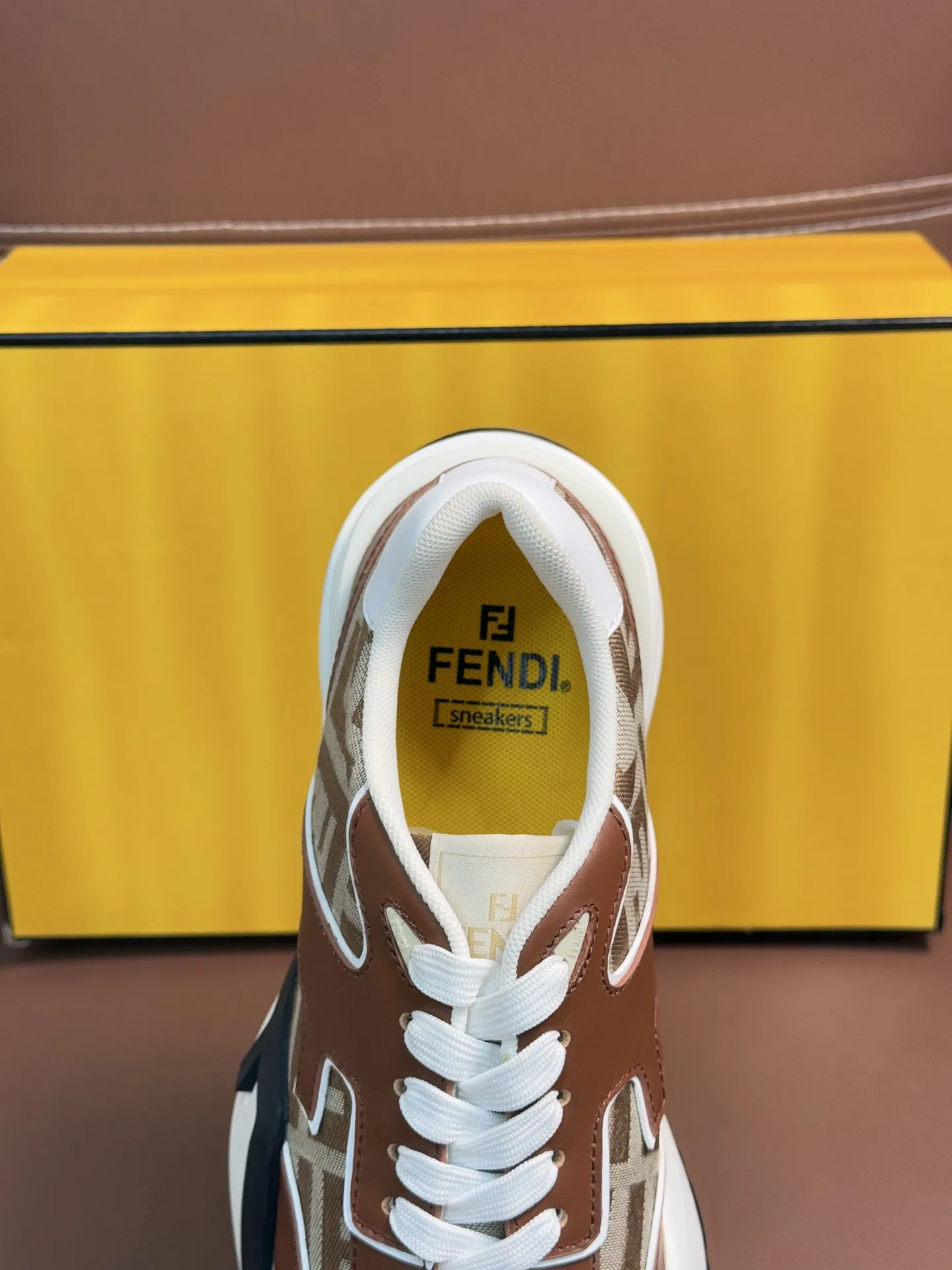 💰410 FEND*&mdash;芬迪 芬家Flow 男士休闲运动鞋，搭配松紧带、侧拉链，刻有F的波纹鞋底。鞋跟饰有凸纹Fendi Flow字样。高科技布料及蓝色和真皮混合材质。装饰Lycra&reg;细节。FF图案鞋舌。超轻耐磨EVA鞋底。 码数：39-44（45.46定做）