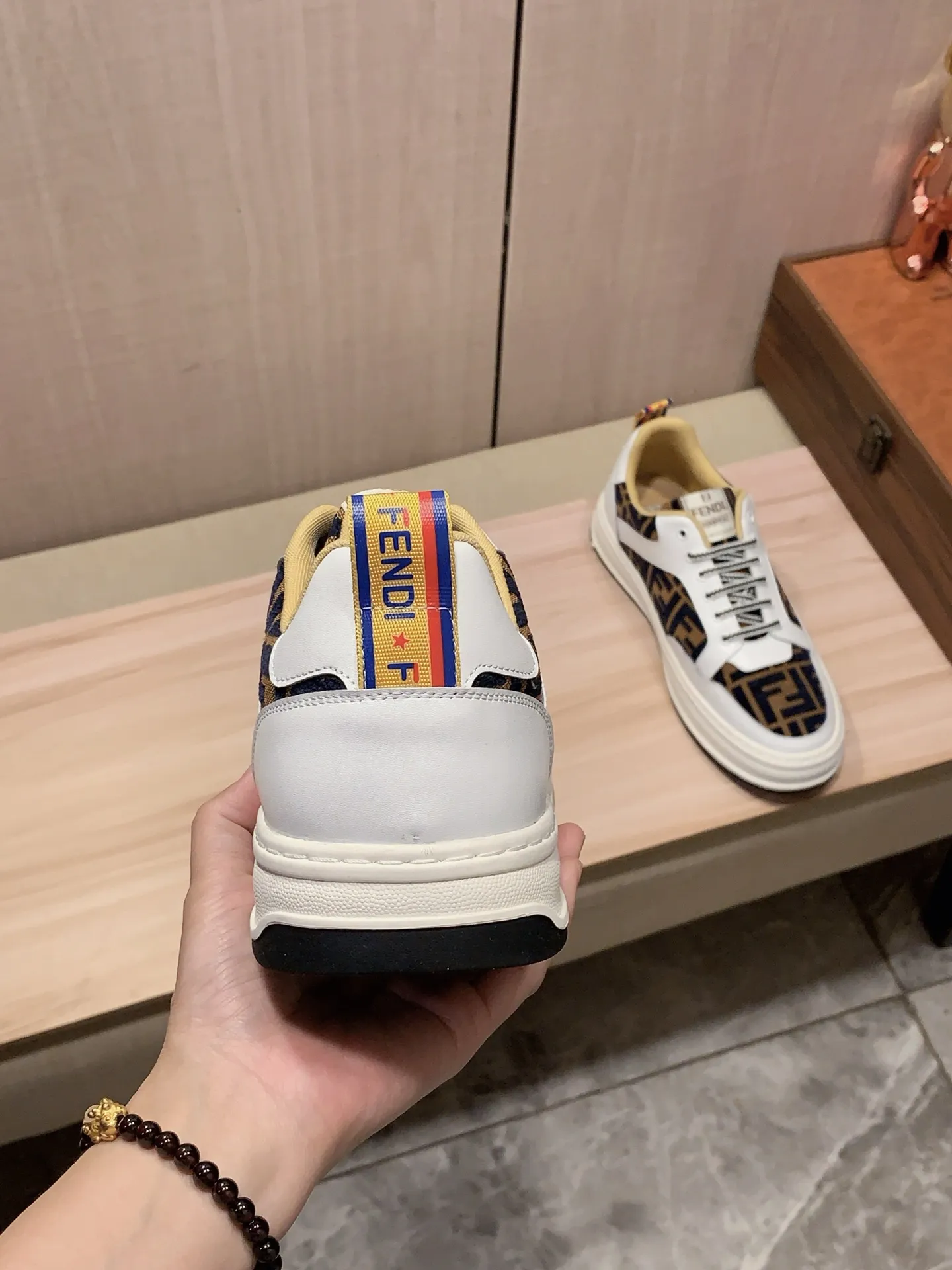 新款: 厂价:200💰💰🎩🎩[闪电][闪电] 《 芬迪FENDI* 》最新&bull;爆款休闲鞋，顶端品牌[勾引]奢侈～代购，顶级～质量。[强]鞋面選用进口透气牛皮搭配材质➕透气羊皮垫脚（&bull;）精细做工。原版个性时尚柔软橡膠耐磨防滑大底，上脚轻巧舒适，实物拍摄🎬實物更好看，2291:码: 38-44，2️⃣色入选