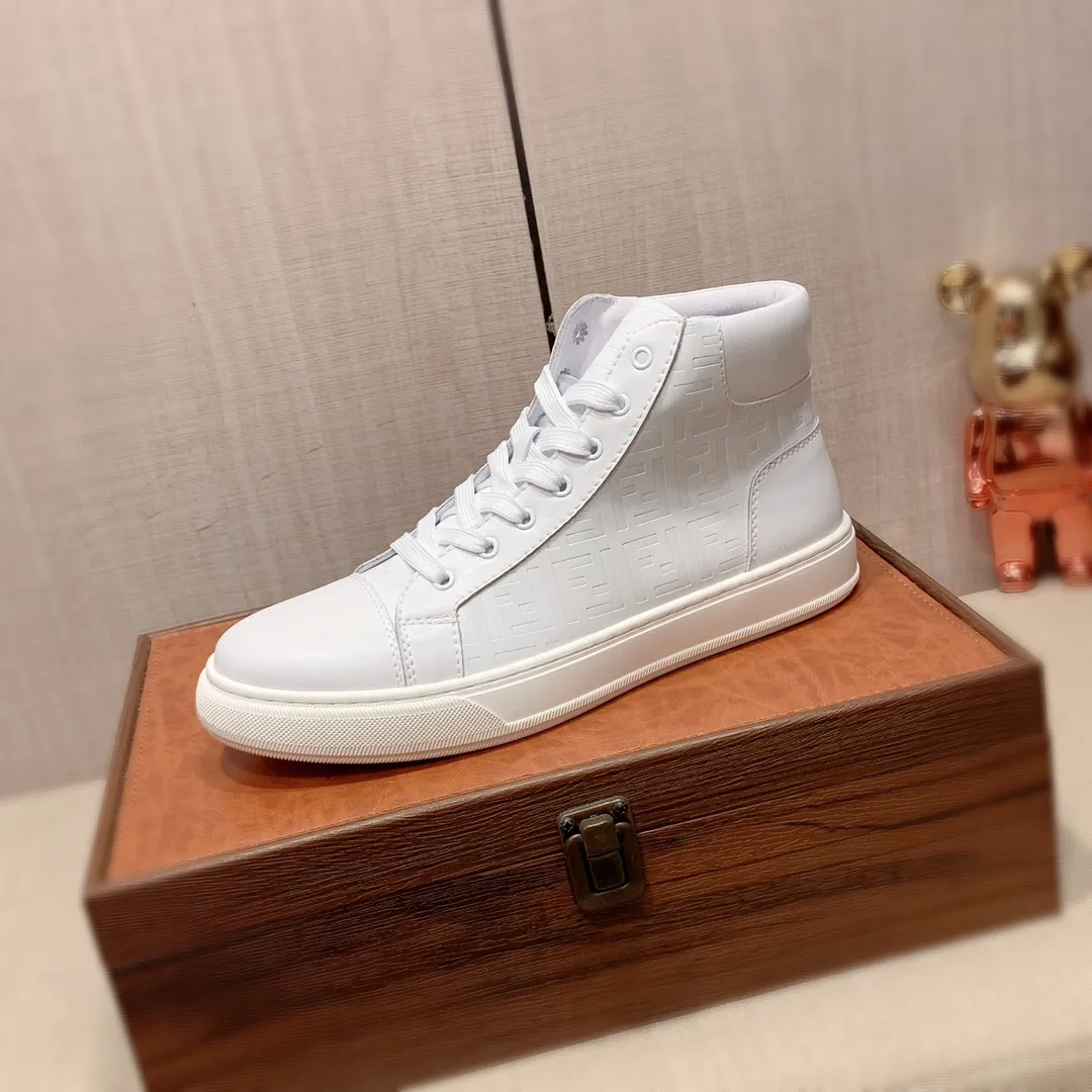 高帮新款🎩🎩[闪电][闪电] 工厂价220《 芬迪FENDI* 》 最新&bull;爆款休闲鞋，顶端品牌[勾引]奢侈～代购，顶级～质量。[强]鞋面選用进口透气牛皮搭配材质➕透气羊皮内里（&bull;）精细做工。原版个性时尚柔软橡膠耐磨防滑大底，上脚轻巧舒适，实物拍摄🎬實物更好看，码数: 38-44。2️⃣色入选