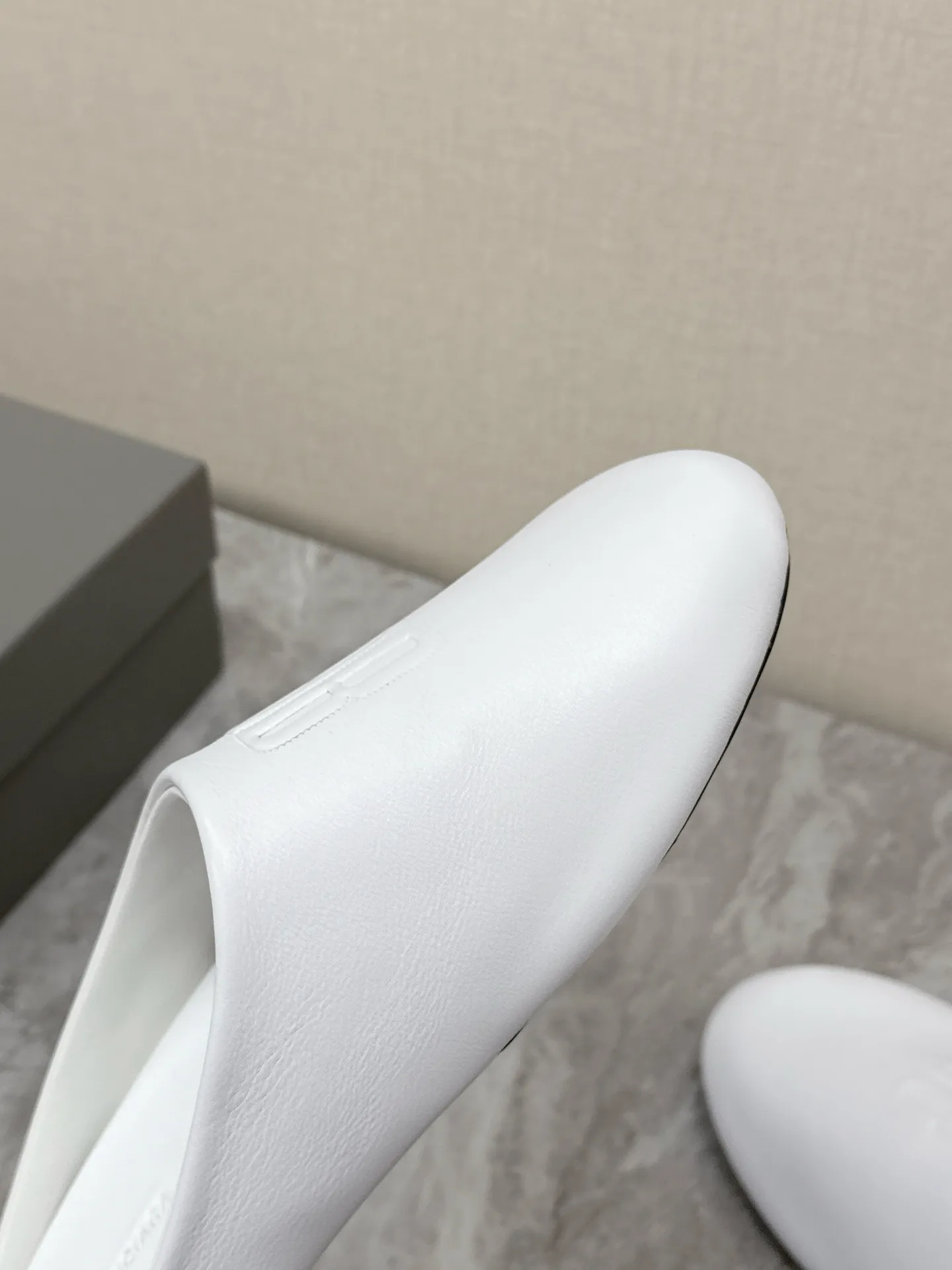 💰220 BALENCIAGA巴黎世家最新走秀款情侣半拖 百位ins博主网红推荐 国外超多明星网红种草 经典永不过时 简约的设计 极具辨识度的logo点缀 B家每次的新品即使在同类相似款式上，设计风格总会抓人眼球有辨识度👀随随便便搭视觉上都是秒杀大众款、上脚舒适非常方便 鞋面进口小牛皮 质地柔软细腻 原版开模防滑大底 size：35-40 男39-44