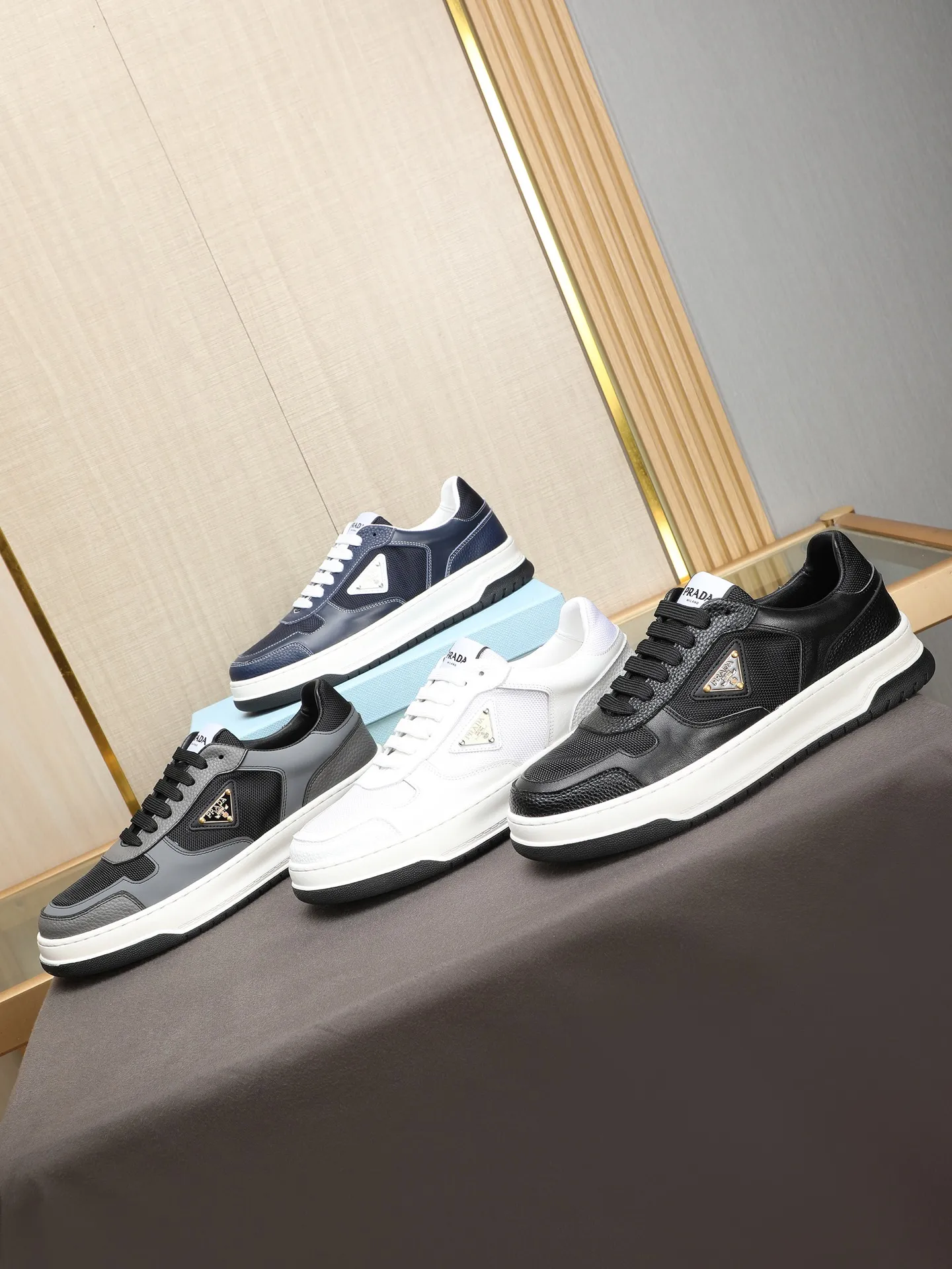 PP200 新款普拉达休闲男鞋意大利著名的奢侈品品牌，目前超爱的款，脚感很好，洋气时髦，显得脚型很正，走起路来也很轻便～鞋型很正，上脚非常好看！鞋面头层小牛皮➕进口防水布料➕水洗羊里，发泡耐磨超轻大底！舒适 首选好男鞋 长期不过时款！ 尺码：38-39-40-41-42-43-44（45定做）多色选！