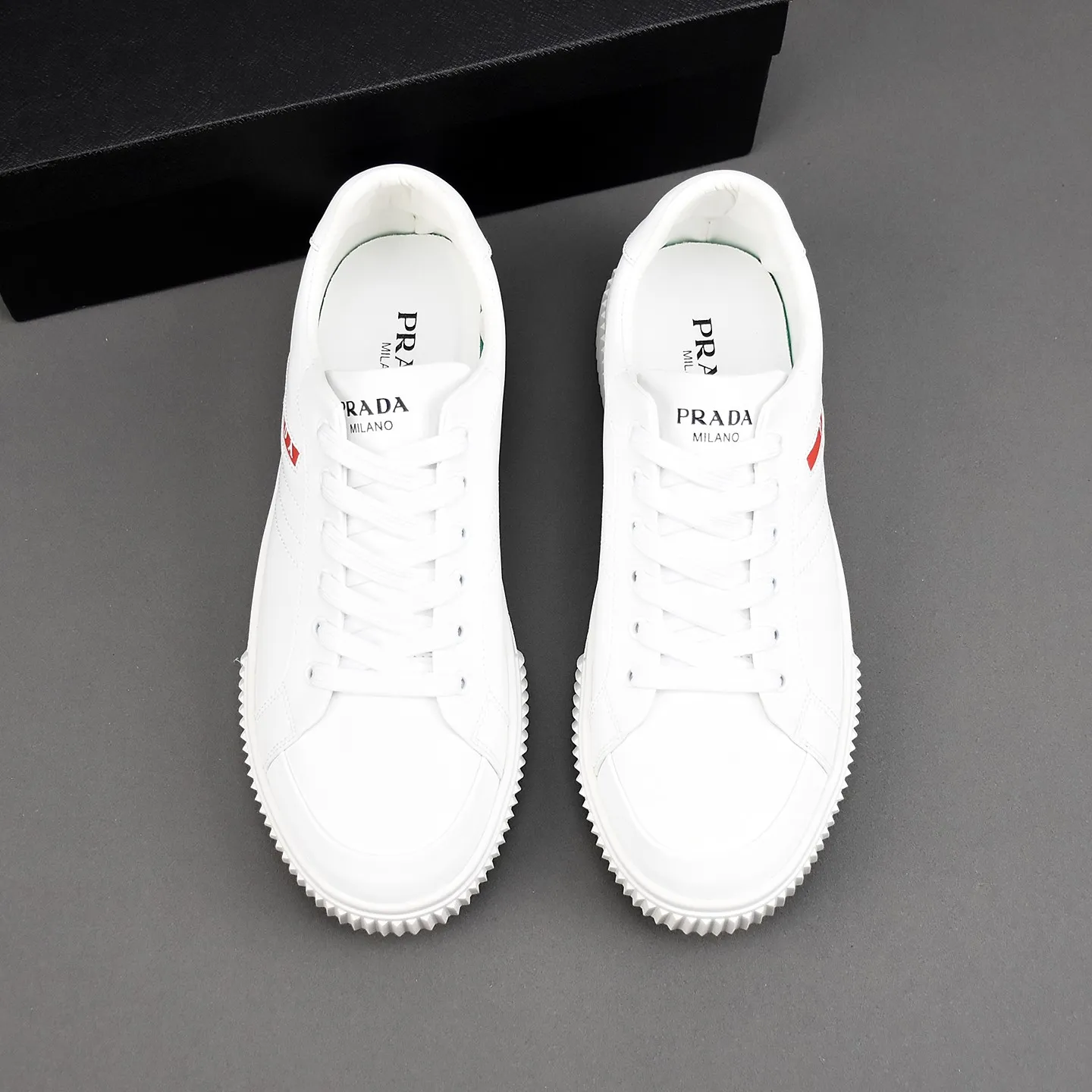 PP210👟👟👟Prada引爆全场！不断创新的国际品牌普拉达 此款男士休闲鞋，原版版本，专柜一比一牛皮材质，皮垫脚➕橡胶防滑大底，透气舒适以质量说话👄38-44