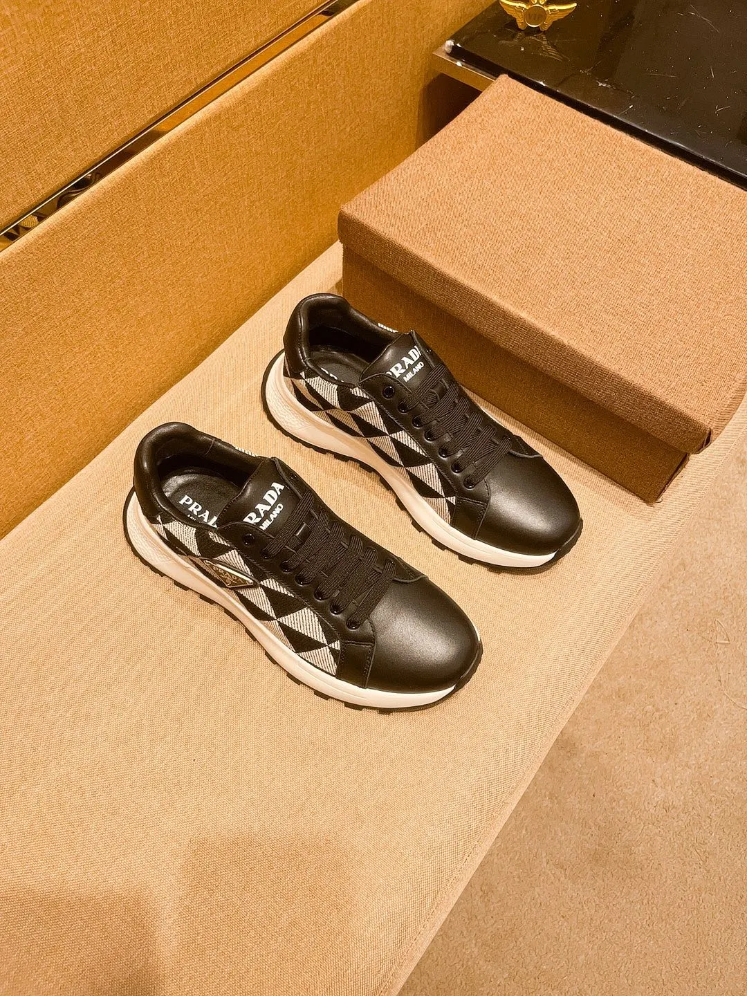 🚘🚘工厂批 230💰【 普拉达 】🔥 男鞋高端品牌 官网1：1最新力作：鞋面采用意大利进口头层牛皮搭配舒适透气内里➕原版防滑耐磨大底制作🔥，让行走更加便捷舒适！独家新款，惊世之作，与官方的质量相比美的1：1复刻[色]！打造时尚个性衬托你的与众不同！潮男必备!经典🔥尺码:38-44 颜色： 🔥 多色可选🔥。