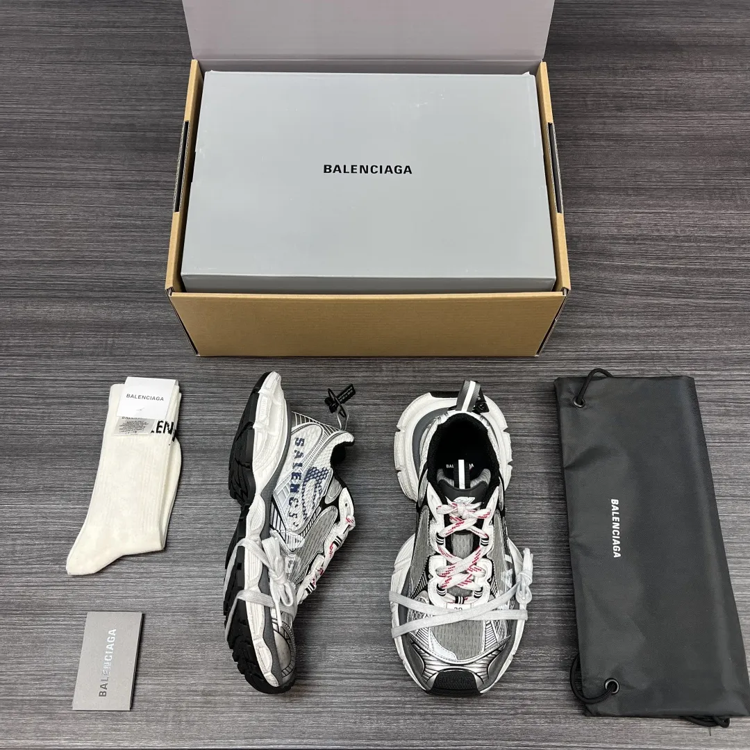 💰420 纯原版本Balenciaga Phantom Sneaker 巴黎世家全新做旧3XL3D打印 做旧潮流跑鞋 在延续 Track Trainer 户外轮廓和复杂鞋面结构的同时,新版本在后跟位置增加了透明带的部件,侧面印有巴黎世家最新logo图案 整鞋看起来更加复古。 包装:全套原版包装加固飞机盒包装! 码数:35-46码(偏大一码 穿42拍41码)