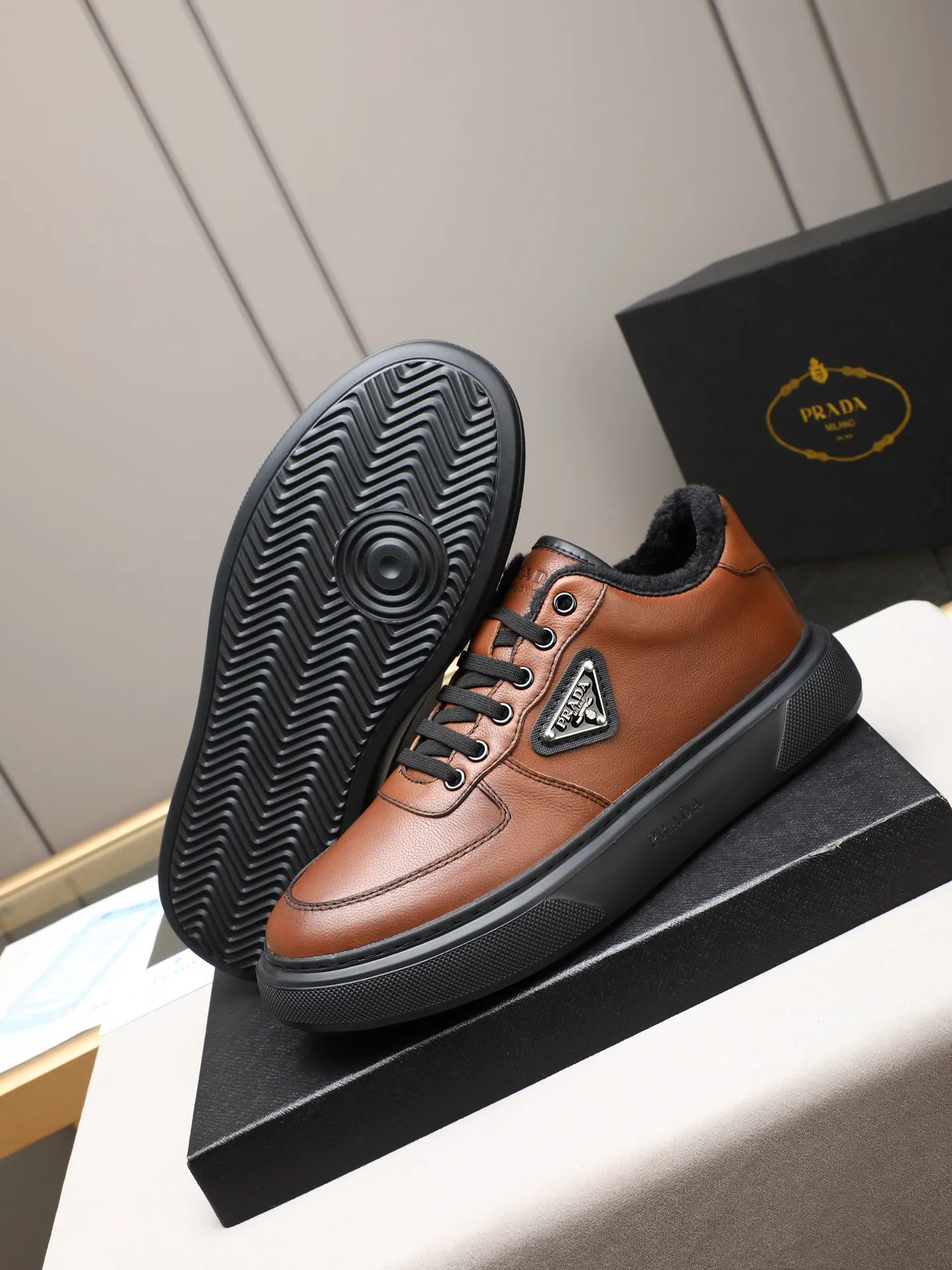 PP240 Prada/普拉达 男士新款休闲鞋,这款鞋面采用进口小牛皮+绒里!外侧饰以P家经典金属三角珐琅徽标,大底采用防滑运动发泡超轻大底,上脚脚感很好,洋气时髦单品!两色选! Size:38-44(45定做)