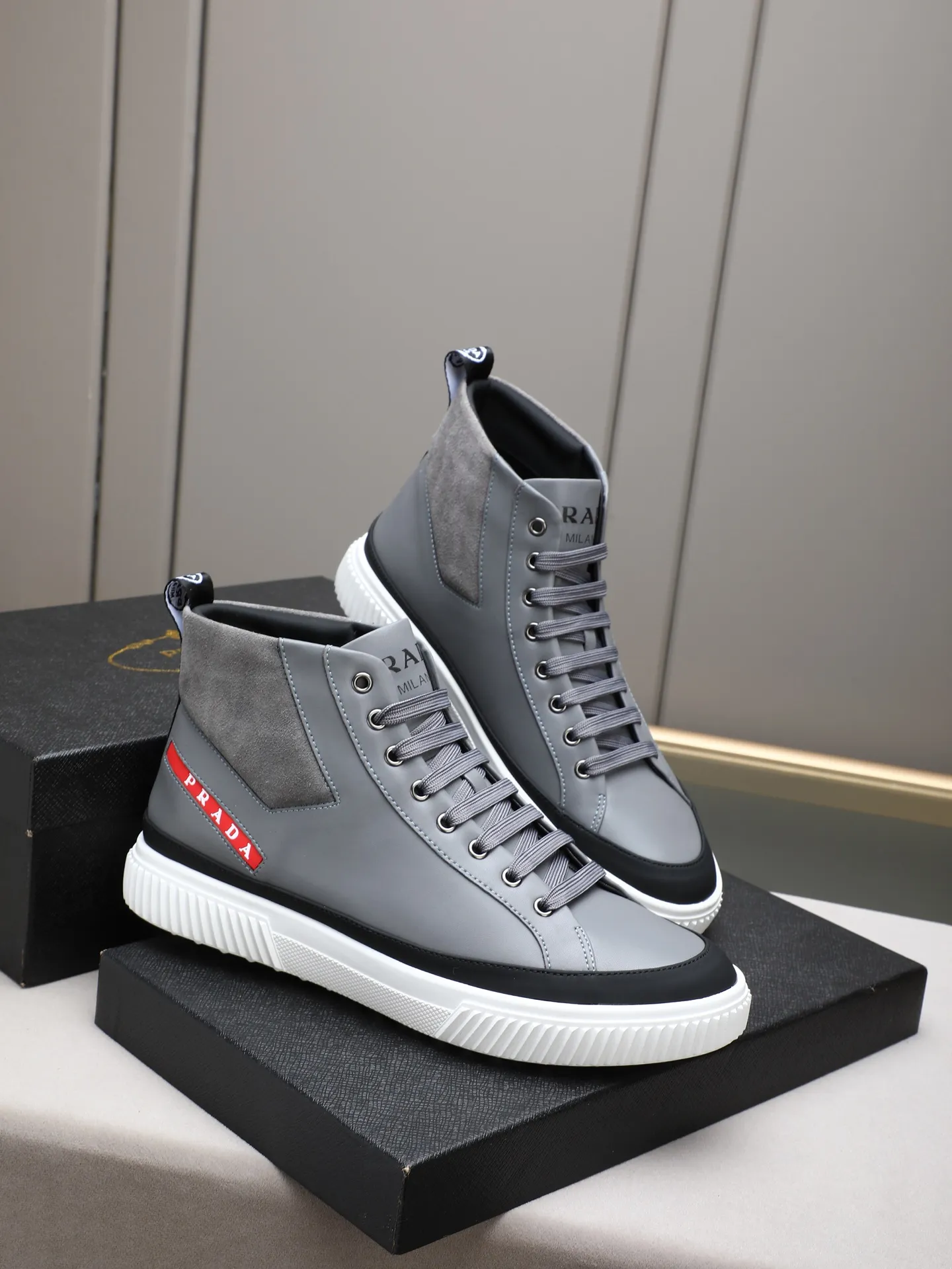 PP220 新款普拉达休闲男鞋意大利著名的奢侈品品牌,目前超爱的款,脚感很好,洋气时髦,显得脚型很正,走起路来也很轻便~鞋型很正,上脚非常好看!面鞋面进口牛皮➕水洗羊里,大底采用防滑运动专属带logo底,舒适 首选好男鞋 长期不过时款! 尺码:38-39-40-41-42-43-44(45定做)多色选!