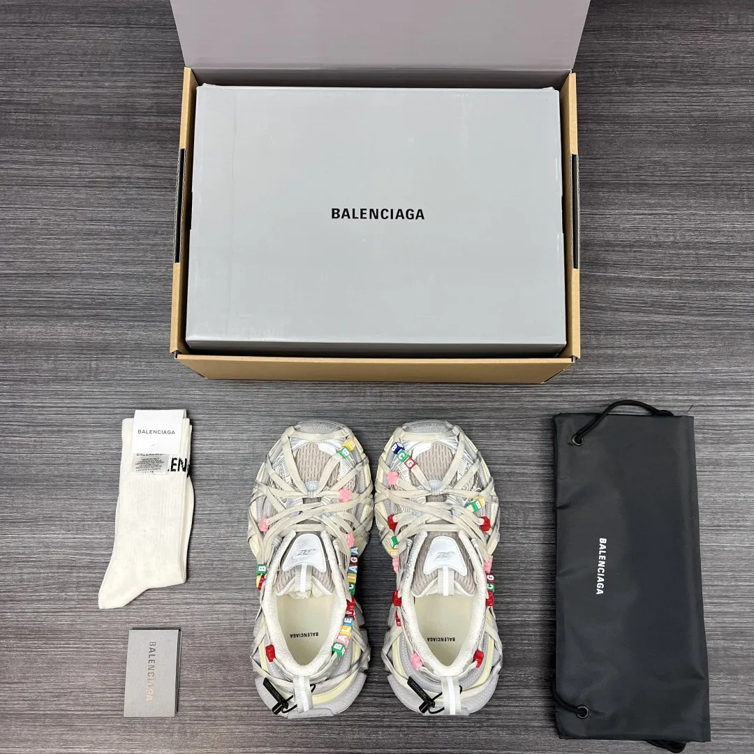 💰600 纯原版本Balenciaga巴黎世家 3XL Extreme Lace 做旧效果 字母装饰 低帮 老爹鞋 彩色 3XL Extreme Lace 在原蜘蛛侠设计基础添加巴黎世家彩色字母扣饰 显得别具一格 保持着巴黎世家独有设计风格 质感很丰富。做旧依然保持不失复古风味!值得推荐的一款新品! 包装:全套原版包装加固飞机盒包装! 码数:35-46码!(正码)