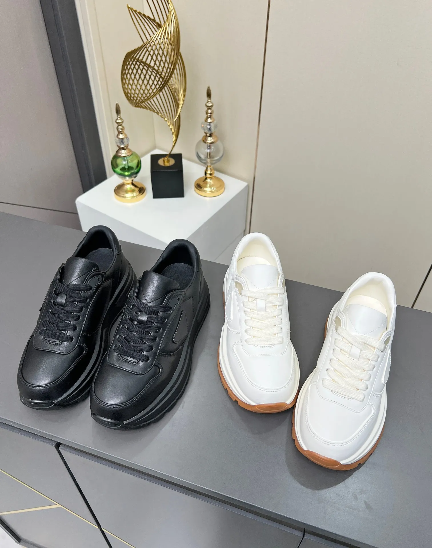 💰无标/自主标⛳️【普拉达·PRADA同款】⛳️2025早春🎖休闲厚底松糕鞋小皮鞋火爆登场🤗🤗原板复制!折边工艺~完美无瑕!采用高级感满满的进口绵羊小羊皮做鞋面,真正做到最顶级,请各位看清细节认准品质,底厚4cm,防滑耐磨tpu橡胶底底,低调致敬品牌设计传承,打造属于完美的风格。💣炸街款🔥又酷又飒 C位时髦穿搭🌹🌹经典鞋型,呈现出精致质感!拥有着高档气质! ♺面料:进口环保牛皮 ♺内里:柔软羊皮 ♺垫脚:柔软羊皮 ♺码数:女码35--40,出厂价300 ♺码数:男码39--45,出厂价310