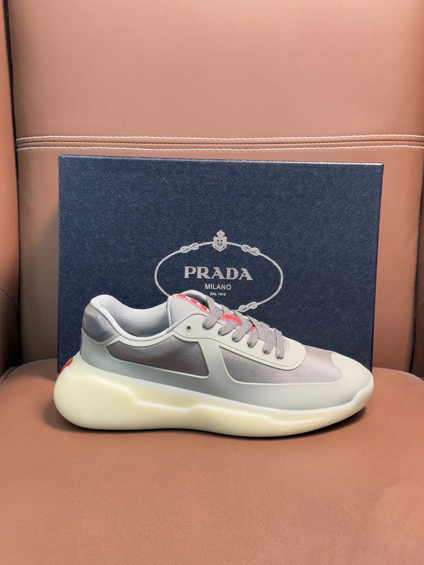 🔥🔥 PRAD* — 普拉达。美洲杯再生尼龙和Bike皮面运动鞋 这款再生尼龙运动鞋兼具实用性与创新性,富有现代特色,搭配轻便的鞋底,融入极简主义细节设计。鞋面点缀锁温压胶装饰。丝网印花Prad*徽标。尼龙带环鞋带 TPU鞋底,采用超轻质发泡橡胶填充材料。橡胶图案纹路。鞋底高度:40毫米 可拆卸覆织物鞋垫。 码数:39-45。p380