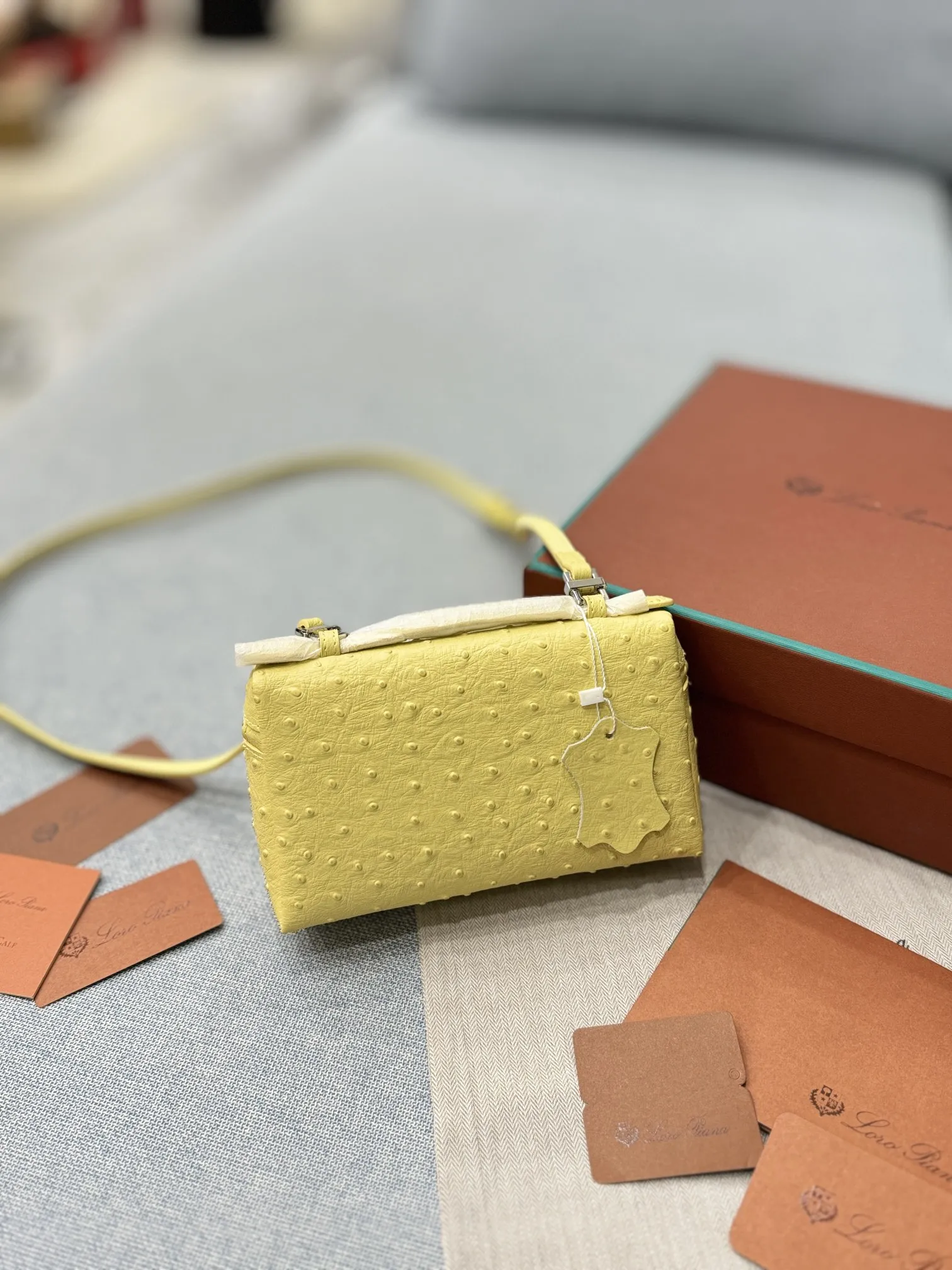 P175 配盒🎀 size:19.5×11.5 Loro Piana 鸵鸟皮 饭盒包 手提单肩斜挎包 越看越上头! 这个颜色是怎么做到看起来又暗又亮的? 亮是感觉颜色很提亮, 暗是觉得绿得也不耀眼, 可能是和鸵鸟皮的关系, 搭配金扣,完美的复古风就出来了