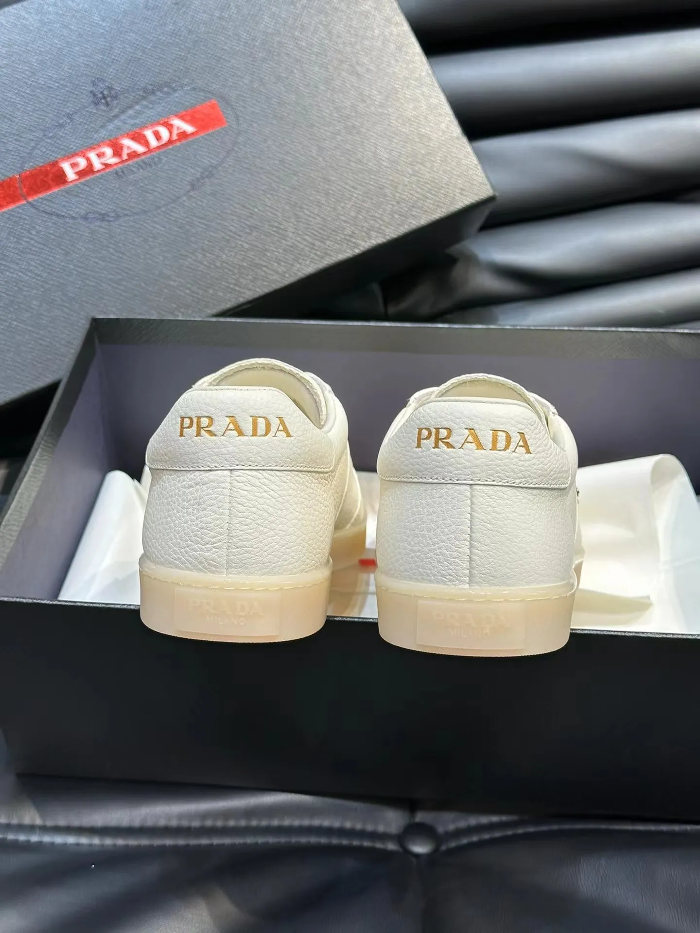 P180元 38-45 Prada 普拉达新款男士真皮运动鞋,市面最高版本 、欢迎任意对比🆚!原版皮料质感极佳,超上档次!意大利进口胎羊网内里,可拆式垫!奢华用料、精细做工,极力推荐入手!