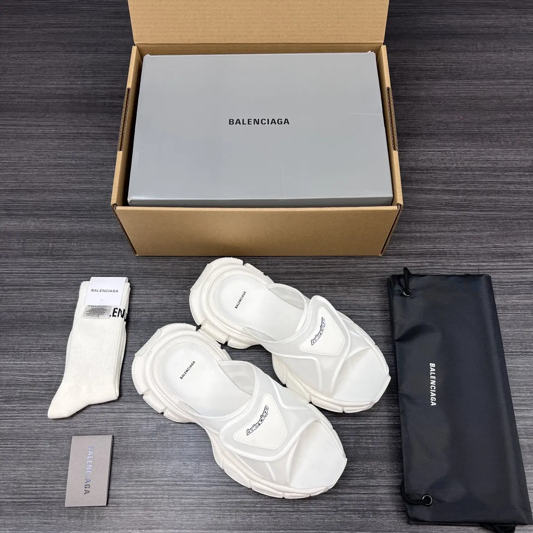 💰400 纯原版本Balenciaga巴黎世家 3XL 厚底套脚一字拖鞋 白色情侣款。 此款魔术贴设计拖鞋 延续 3Xl造型户外轮廓和复杂鞋面结构的同时,增加了透气吸汗的软绵内里材质 大底采用水洗做旧鞋子复古有调值得推荐! 包装:全套原版包装加固飞机盒包装! 码数:35-44码!(偏大一码 穿42拍41)