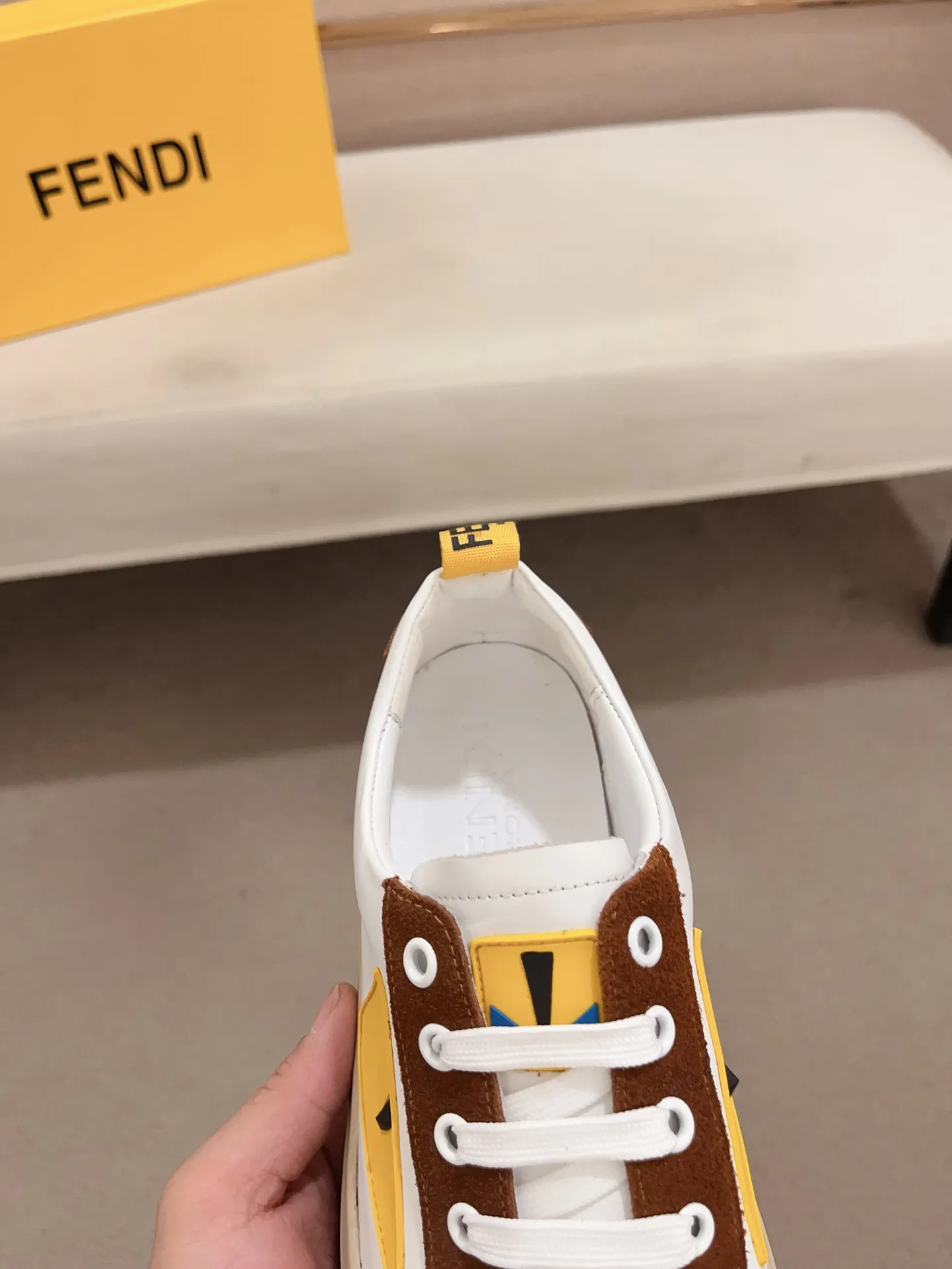 工厂价: 210💰【Fendi】芬迪 男士最新款休闲鞋!专柜同步上市!原版一比一复刻。全进口官网一比一牛皮面料。内里采用头层顶级羊皮,原版原厂特供橡胶大底。引领时尚新概念。配码:38-44。(可定做45不退换)