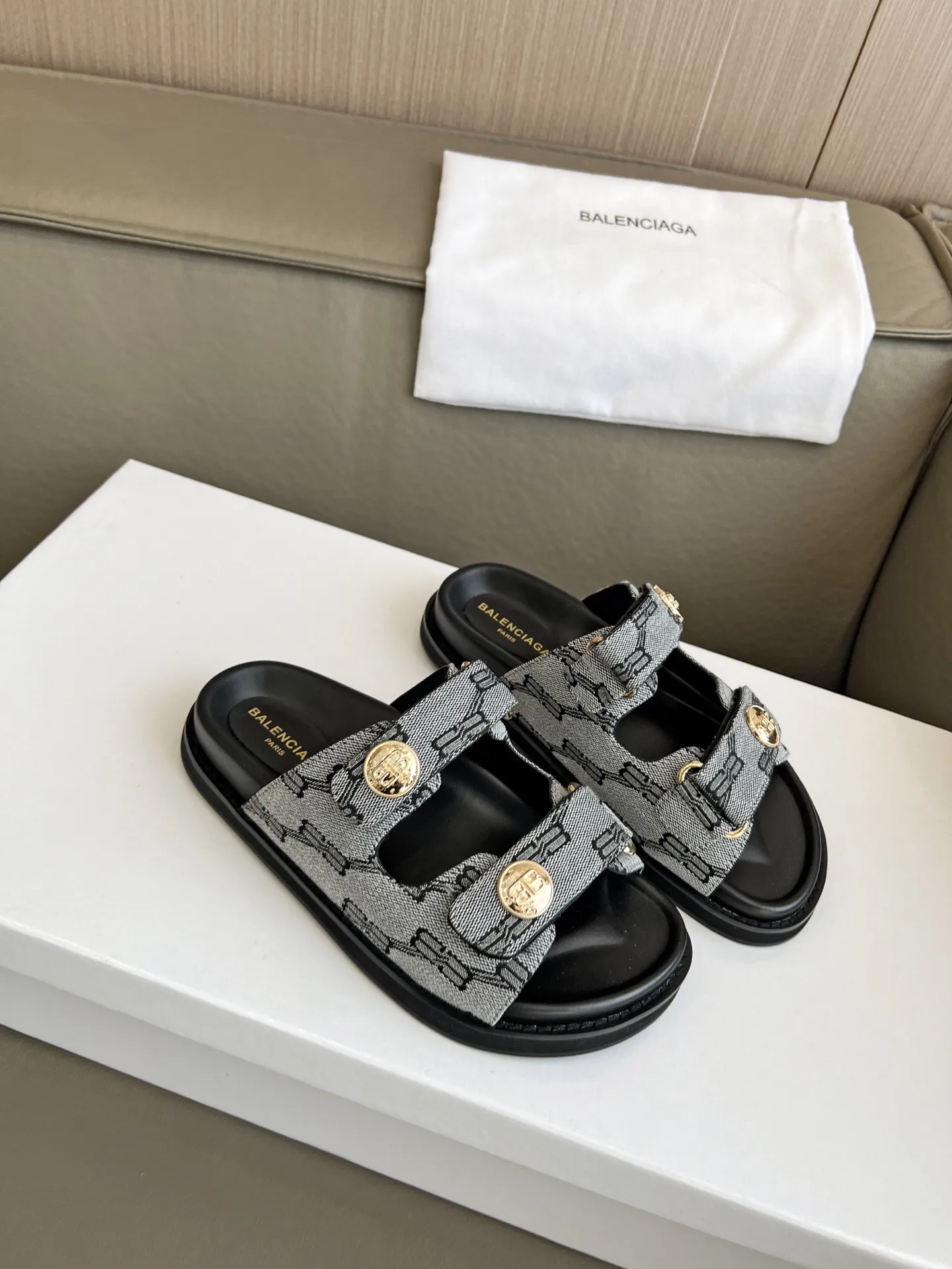 🍓 2025春夏BALENCIAGA/巴黎世家 爆款推荐[得意]这款鞋今年非常🔥爆，独立风格➕各处无可挑剔的细节做工。码数35-40码 41克定做。出厂价230