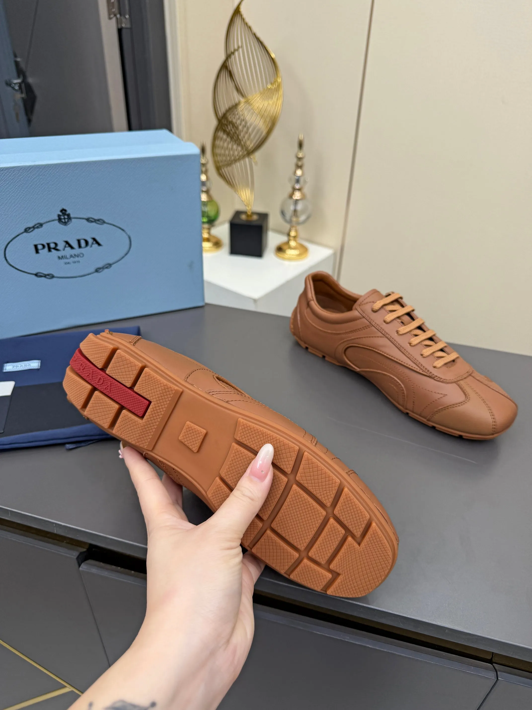 实价不让利P300!普拉达·PRADA🔥2026最新款休闲德训鞋⛳️原版1比1开发,复古时髦前卫的设计,让整双鞋轻便舒适,皮与高丝光牛绒的设计更是简洁大方,搭配古沙滩凉鞋造型,每一个元素都踩在时髦点上🤗 ✦面料:进口头层牛皮 ✦内里:羊皮内里 ✦大底:原版1:1开双色生胶底 ✦码数:女码 35--40, ✦码数:男码 39--44, ✦码数:可以定做女41 女42 男45