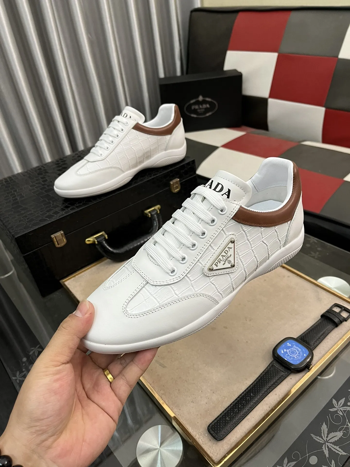 出厂价:220⌚️⌚️Prad*普拉达🆕男士高端精品,简约休闲运动鞋,这款选用皮革和尼龙打造,形成出其不意的纹理对比。特别的同色调工艺打造别致设计,鞋面饰涂珐琅金属三角形徽标,简约精致,辅以灵感源自标志性Symbole图案的元素码数:38-443⃣️色可选