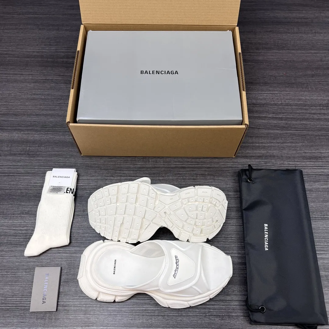 💰400 纯原版本Balenciaga巴黎世家 3XL 厚底套脚一字拖鞋 白色情侣款。 此款魔术贴设计拖鞋 延续 3Xl造型户外轮廓和复杂鞋面结构的同时,增加了透气吸汗的软绵内里材质 大底采用水洗做旧鞋子复古有调值得推荐! 包装:全套原版包装加固飞机盒包装! 码数:35-44码!(偏大一码 穿42拍41)