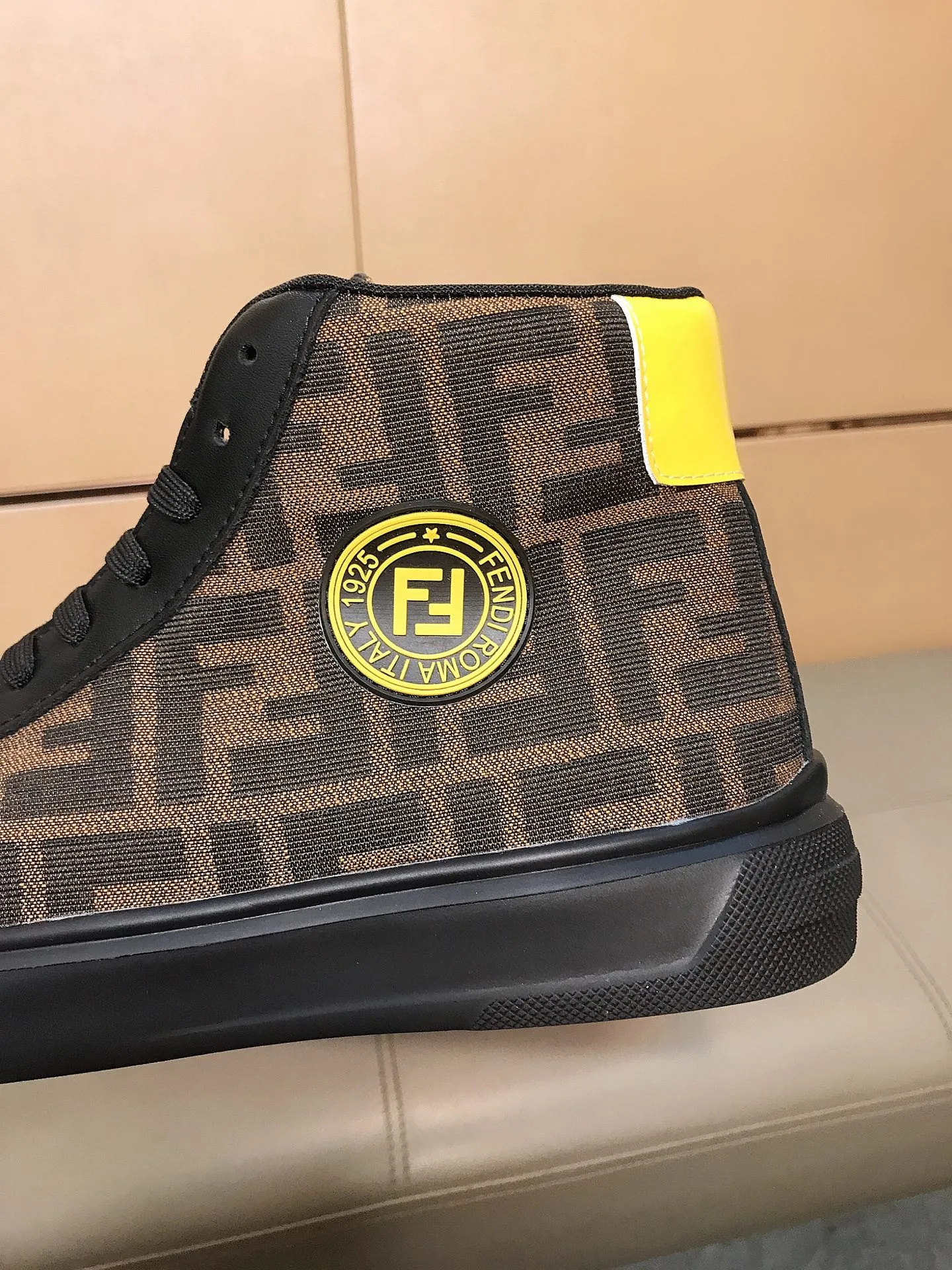 出厂价220 🥾🥾↔️↔️【fendi】芬迪 经典舒适男士高帮休闲鞋,鞋面选用磨砂皮搭配品牌印花面料,羊皮垫脚,橡胶耐磨大底 这种独特的风格适合四季,随意而精致的感性,上脚舒适自然 秋冬休闲出行日常款!码数:38-44