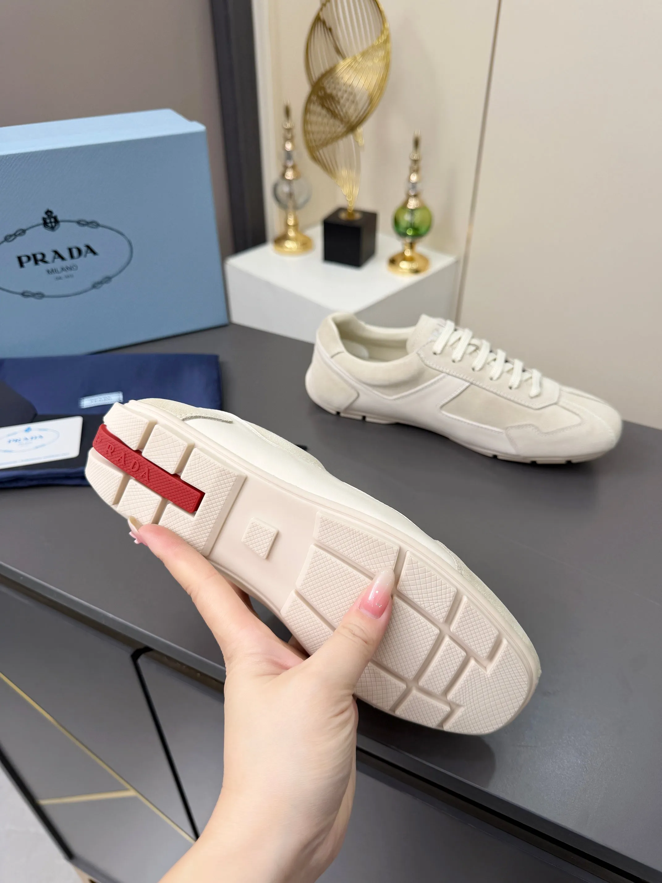 实价不让利P300!普拉达·PRADA🔥2026最新款休闲德训鞋⛳️原版1比1开发,复古时髦前卫的设计,让整双鞋轻便舒适,皮与高丝光牛绒的设计更是简洁大方,搭配古沙滩凉鞋造型,每一个元素都踩在时髦点上🤗 ✦面料:头层牛皮拼接牛京 ✦内里:羊皮内里 ✦大底:原版1:1开双色生胶底 ✦码数:女码 35--40 ✦码数:男码 39--44, ✦码数:可以定做女41 女42 男45