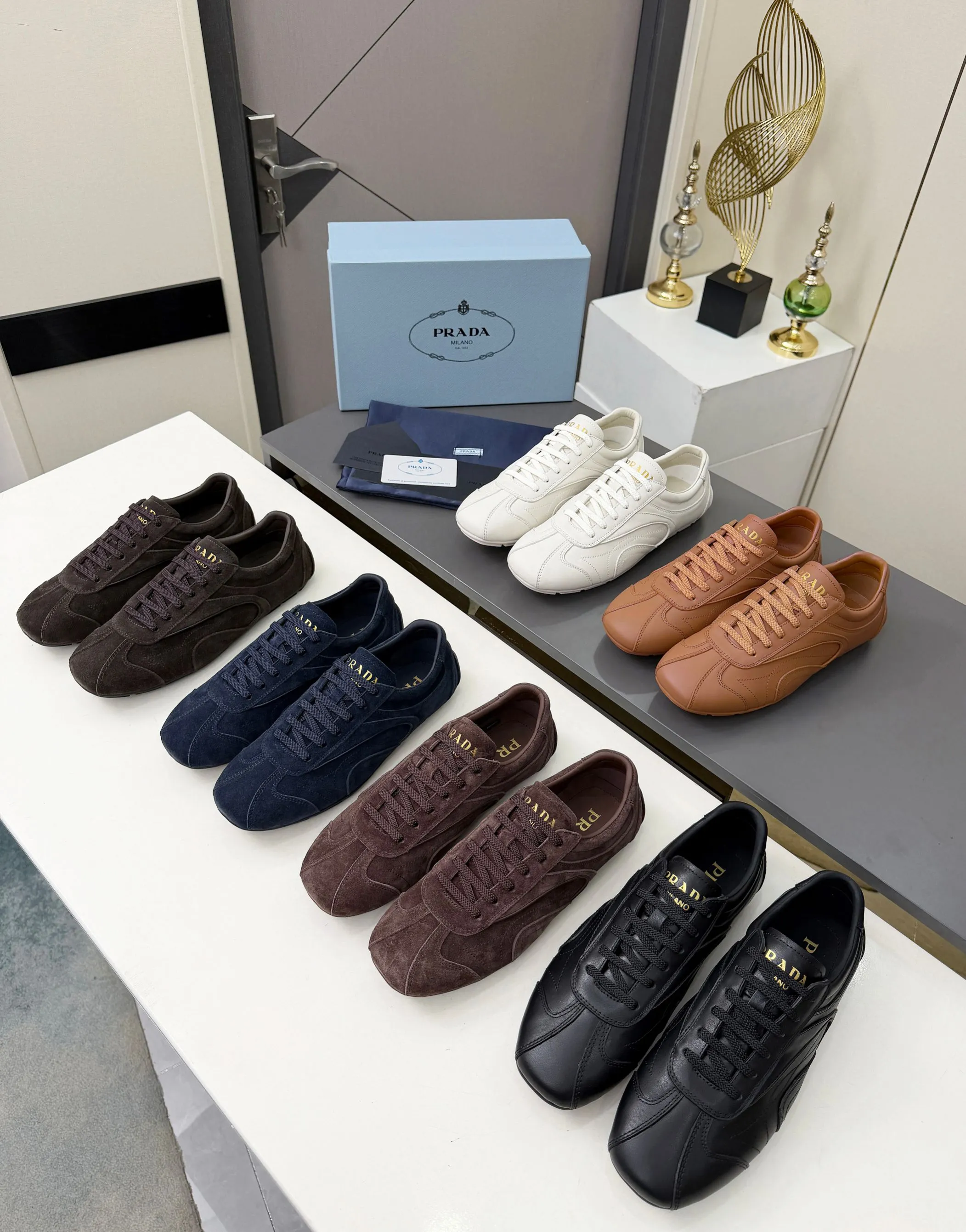 实价不让利P300！普拉达&middot;PRADA🔥2026最新款休闲德训鞋⛳️原版1比1开发，复古时髦前卫的设计，让整双鞋轻便舒适，皮与高丝光牛绒的设计更是简洁大方，搭配古沙滩凉鞋造型，每一个元素都踩在时髦点上🤗 ✦面料：进口头层牛皮 ✦内里：羊皮内里 ✦大底：原版1:1开双色生胶底 ✦码数：女码 35--40， ✦码数：男码 39--44， ✦码数：可以定做女41 女42 男45