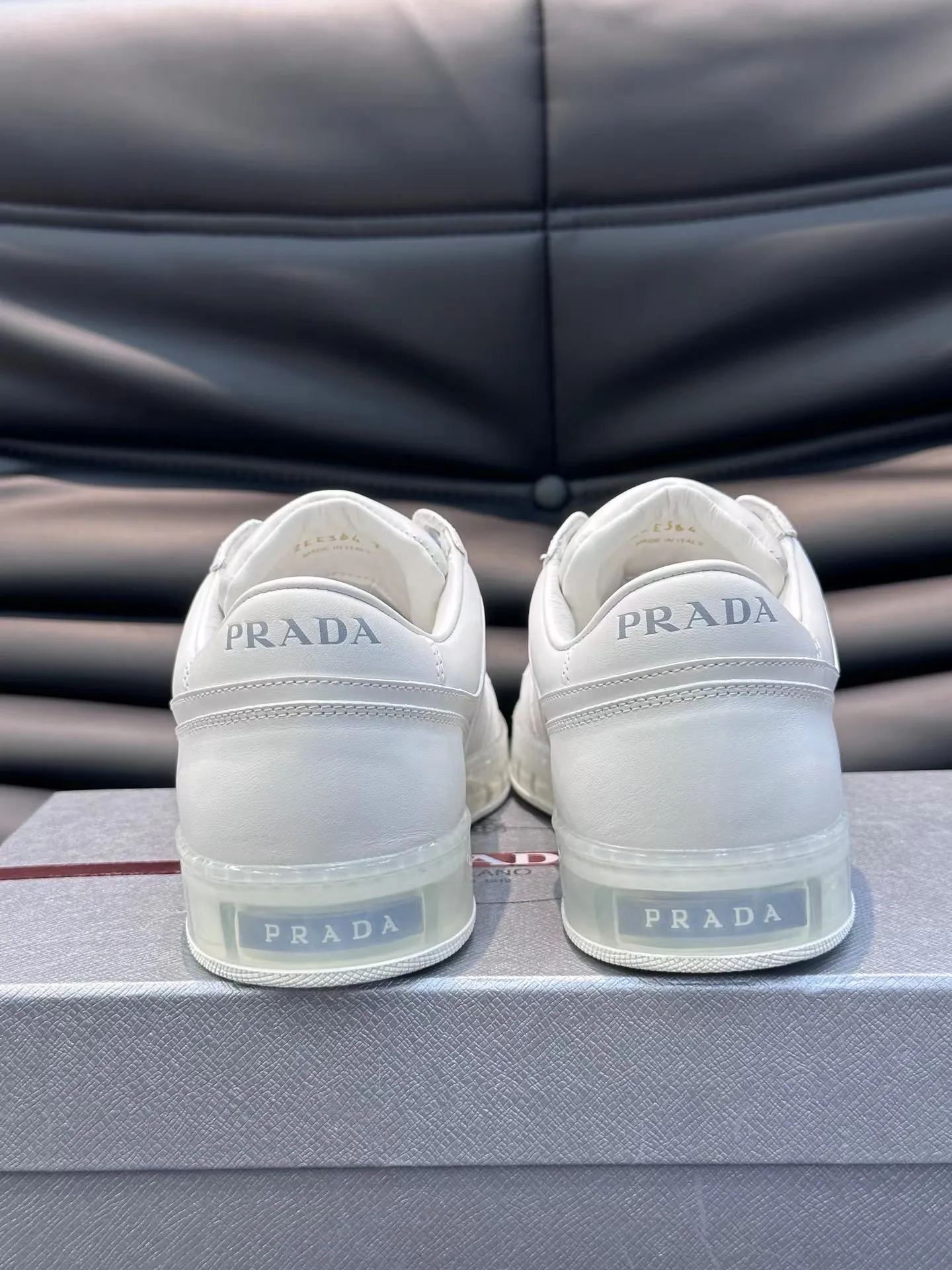 P210 38-45 Prada 普拉达新款男士真皮运动鞋，市面最高版本 、欢迎任意对比🆚！原版皮料质感极佳，超上档次！意大利进口胎羊网内里，可拆式垫！奢华用料、精细做工，极力推荐入手！