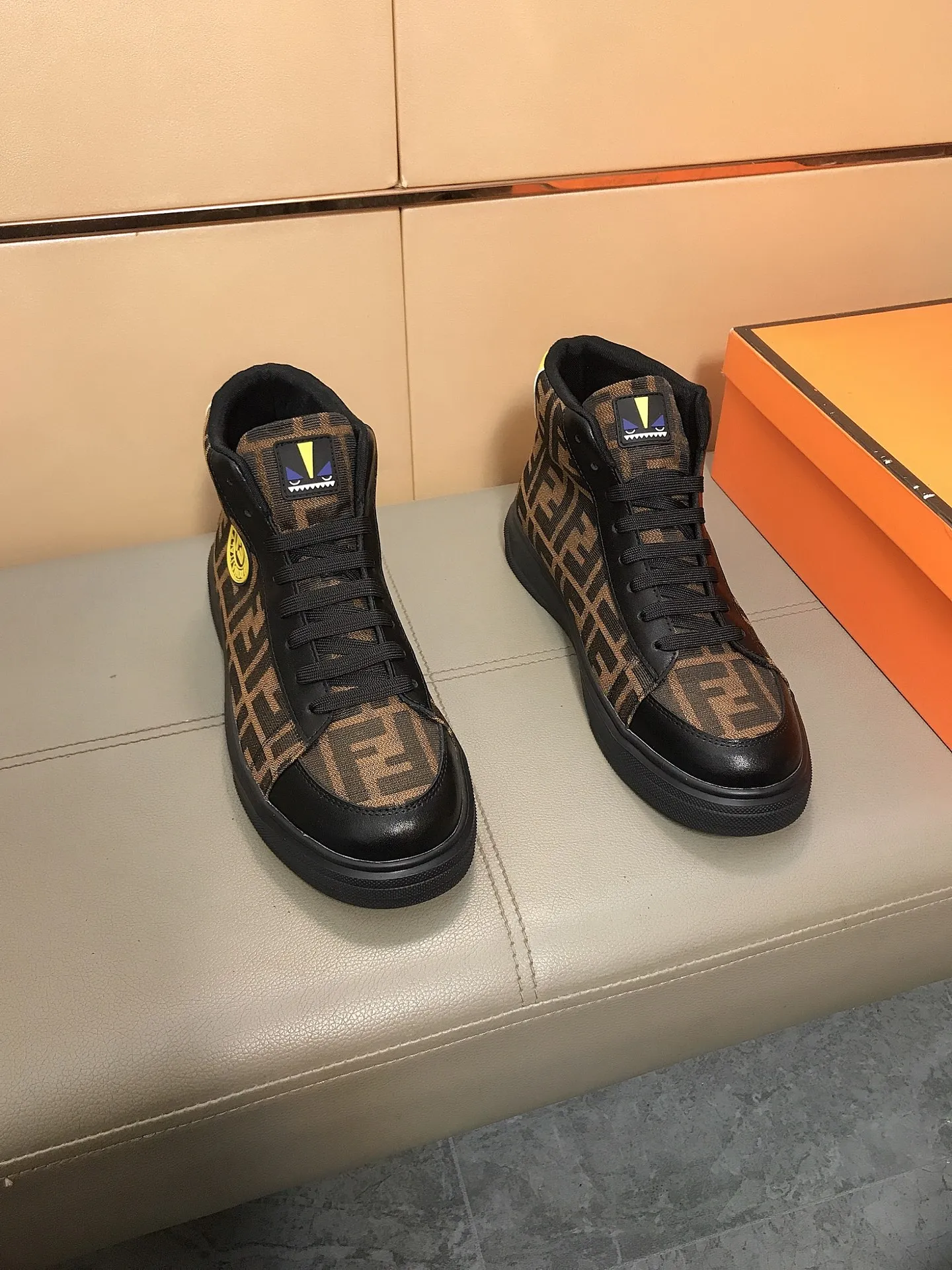 出厂价220 🥾🥾&harr;️&harr;️【fendi】芬迪 经典舒适男士高帮休闲鞋，鞋面选用磨砂皮搭配品牌印花面料，羊皮垫脚，橡胶耐磨大底 这种独特的风格适合四季，随意而精致的感性，上脚舒适自然 秋冬休闲出行日常款！码数：38-44