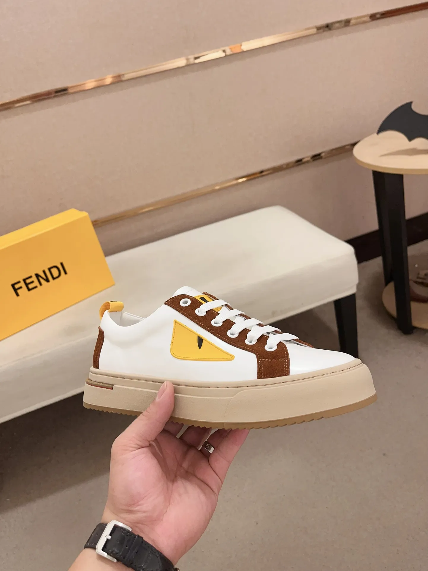 工厂价: 210💰【Fendi】芬迪 男士最新款休闲鞋!专柜同步上市!原版一比一复刻。全进口官网一比一牛皮面料。内里采用头层顶级羊皮,原版原厂特供橡胶大底。引领时尚新概念。配码:38-44。(可定做45不退换)