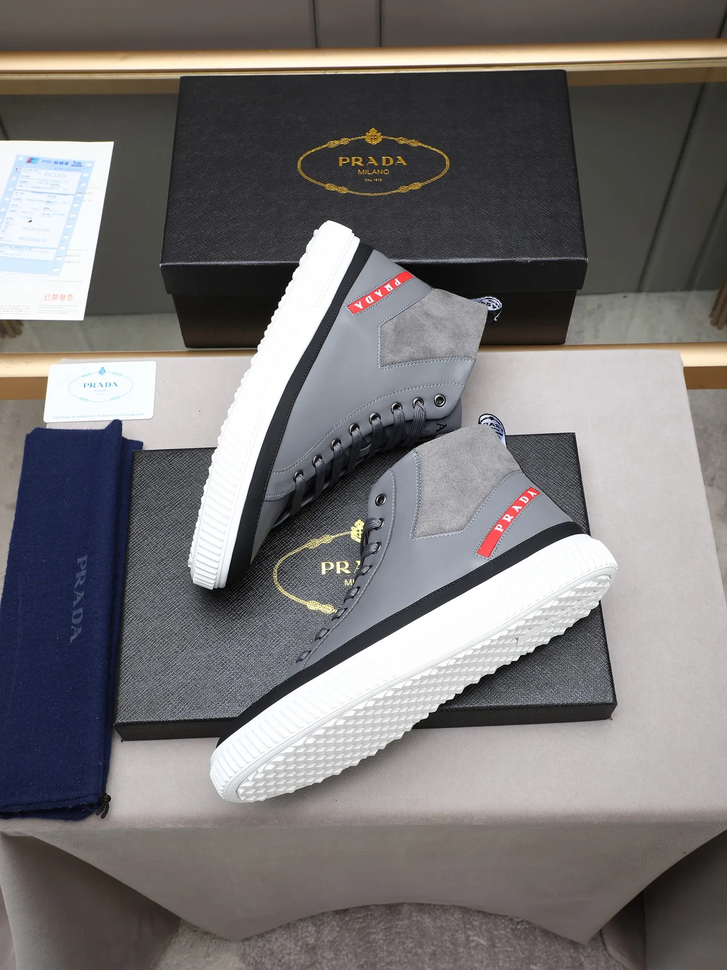 PP220 新款普拉达休闲男鞋意大利著名的奢侈品品牌,目前超爱的款,脚感很好,洋气时髦,显得脚型很正,走起路来也很轻便~鞋型很正,上脚非常好看!面鞋面进口牛皮➕水洗羊里,大底采用防滑运动专属带logo底,舒适 首选好男鞋 长期不过时款! 尺码:38-39-40-41-42-43-44(45定做)多色选!