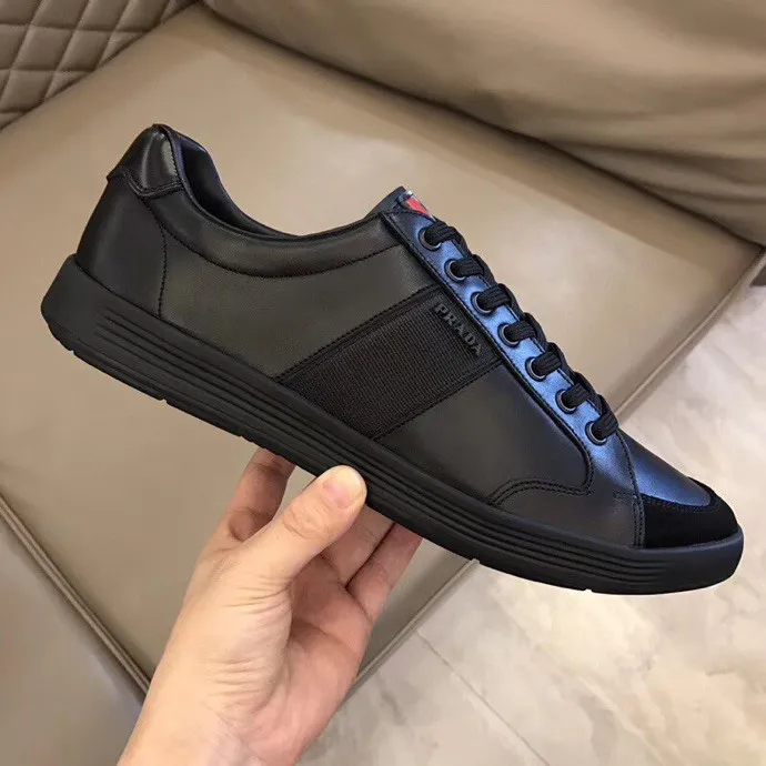 P200元 Size:38-45 Prada 普拉达2021春夏款男士真皮运动鞋,市面最高版本 、欢迎任意对比🆚!原版皮料质感极佳,超上档次!意大利进口胎羊内里,可拆式垫!奢华用料、精细做工,极力推荐入手!