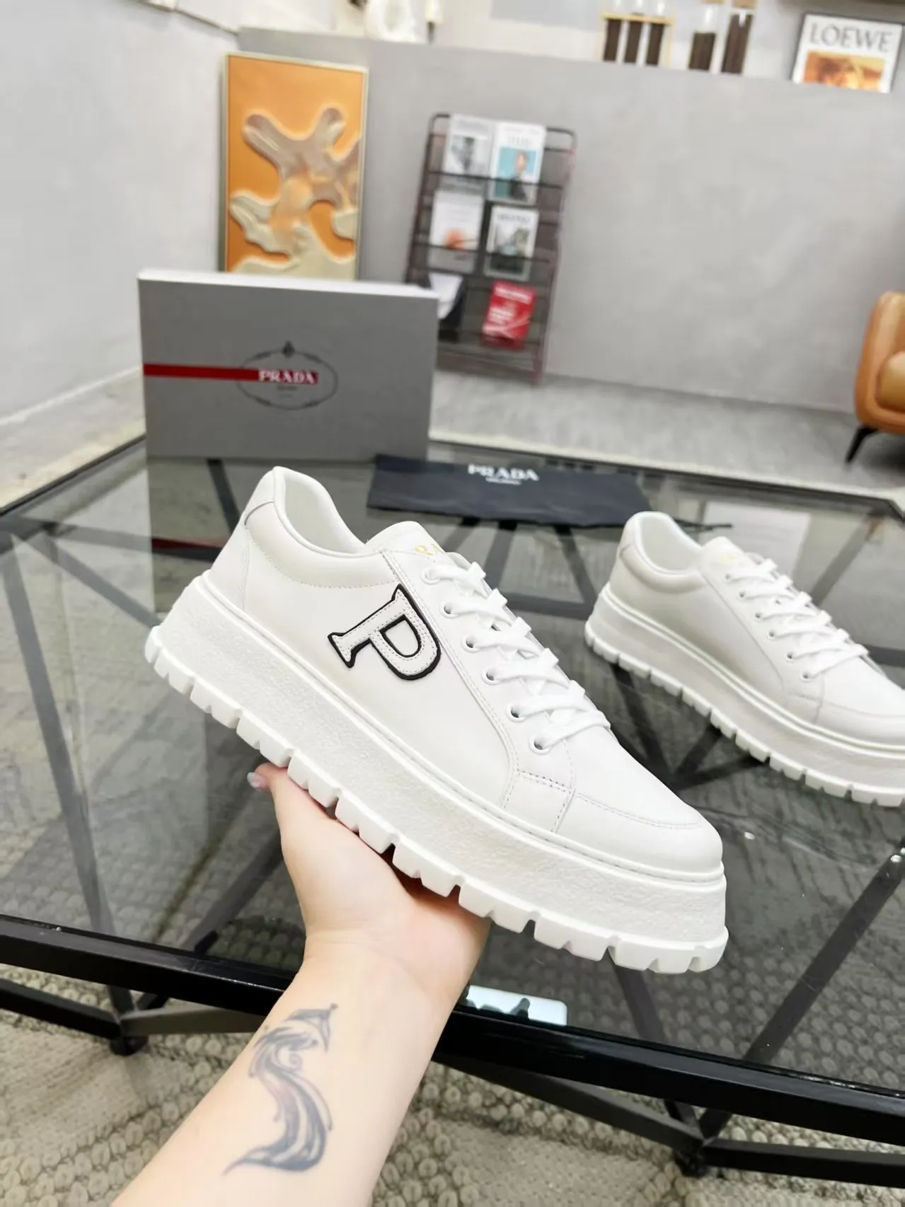 P190元 38-45 Prada 普拉达新款男士真皮运动鞋,市面最高版本 、欢迎任意对比🆚!原版皮料质感极佳,超上档次!意大利进口胎羊网内里,可拆式垫!奢华用料、精细做工,极力推荐入手!