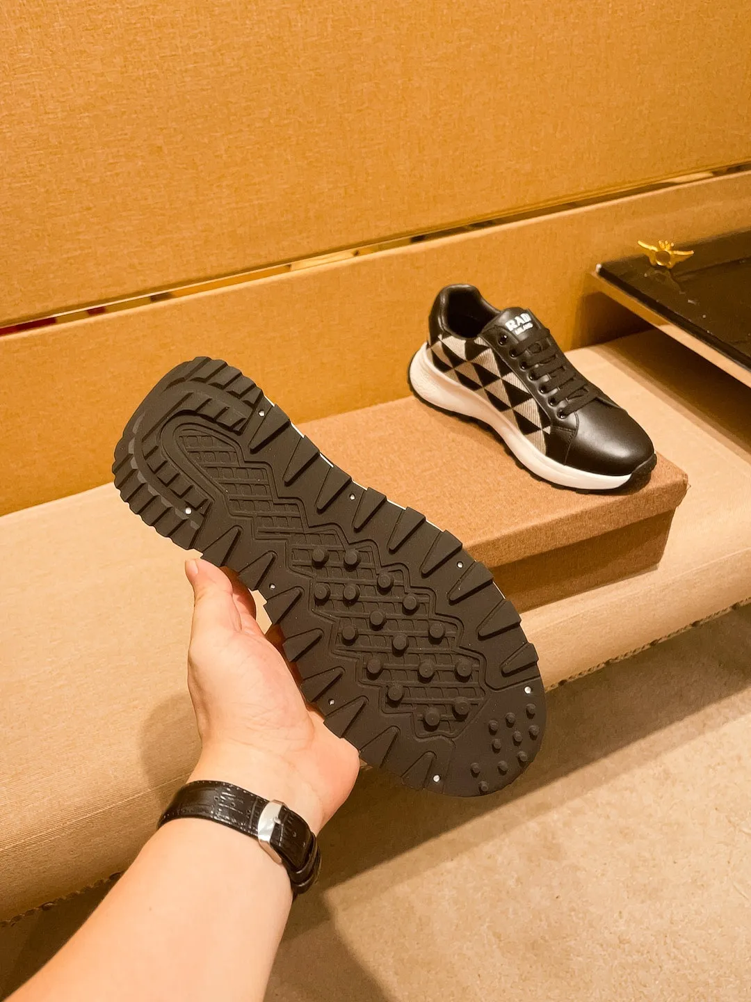 🚘🚘工厂批 230💰【 普拉达 】🔥 男鞋高端品牌 官网1：1最新力作：鞋面采用意大利进口头层牛皮搭配舒适透气内里➕原版防滑耐磨大底制作🔥，让行走更加便捷舒适！独家新款，惊世之作，与官方的质量相比美的1：1复刻[色]！打造时尚个性衬托你的与众不同！潮男必备!经典🔥尺码:38-44 颜色： 🔥 多色可选🔥。