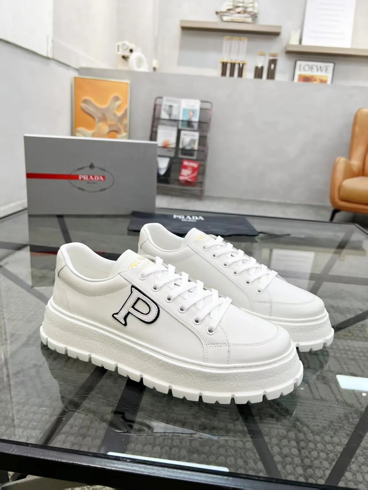 P190元 38-45 Prada 普拉达新款男士真皮运动鞋,市面最高版本 、欢迎任意对比🆚!原版皮料质感极佳,超上档次!意大利进口胎羊网内里,可拆式垫!奢华用料、精细做工,极力推荐入手!