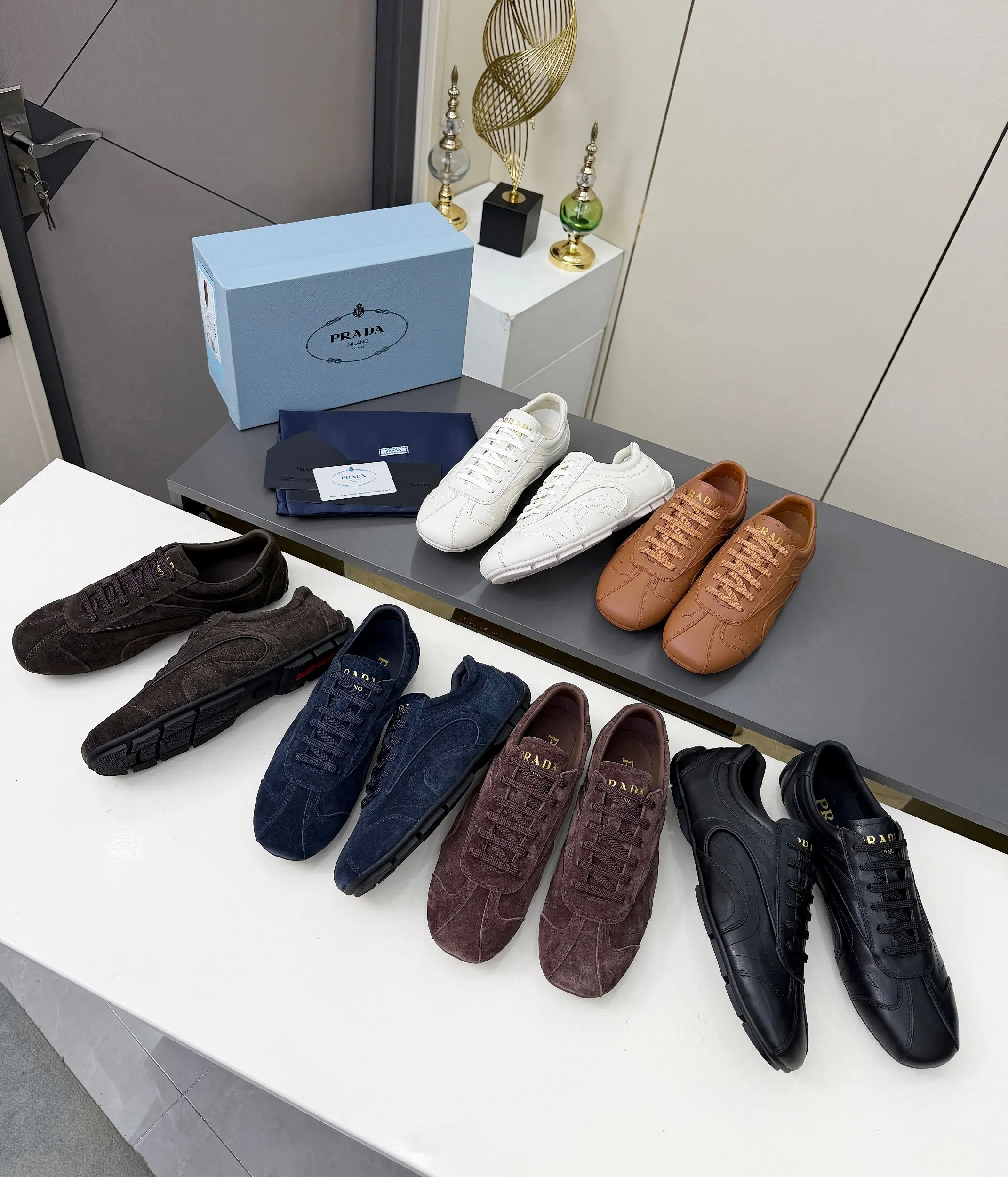 实价不让利P300！普拉达&middot;PRADA🔥2026最新款休闲德训鞋⛳️原版1比1开发，复古时髦前卫的设计，让整双鞋轻便舒适，皮与高丝光牛绒的设计更是简洁大方，搭配古沙滩凉鞋造型，每一个元素都踩在时髦点上🤗 ✦面料：进口头层牛皮 ✦内里：羊皮内里 ✦大底：原版1:1开双色生胶底 ✦码数：女码 35--40， ✦码数：男码 39--44， ✦码数：可以定做女41 女42 男45