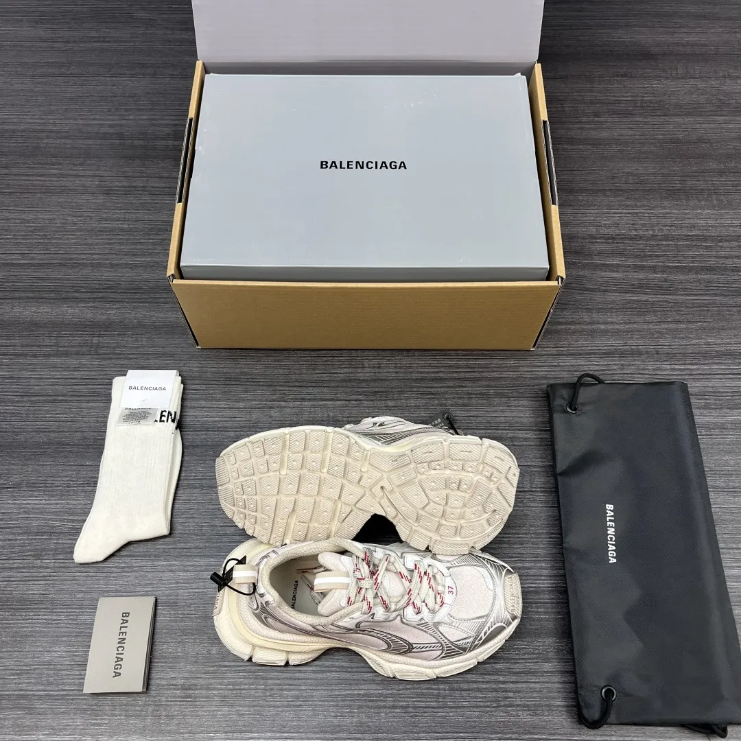 💰420 纯原版本Balenciaga Phantom Sneaker 巴黎世家3XL 白银满天星 潮流跑鞋 在延续 Track Trainer 户外轮廓和复杂鞋面结构的同时，新版本在后跟位置增加了透明带的部件，整鞋看起来更加复古。鞋面采用五彩粉沙织网 遇到光线如漫天星空 非常抢眼！ 包装:全套原版包装加固飞机盒包装！ 码数:35-46码（偏大一码 穿42拍41码)
