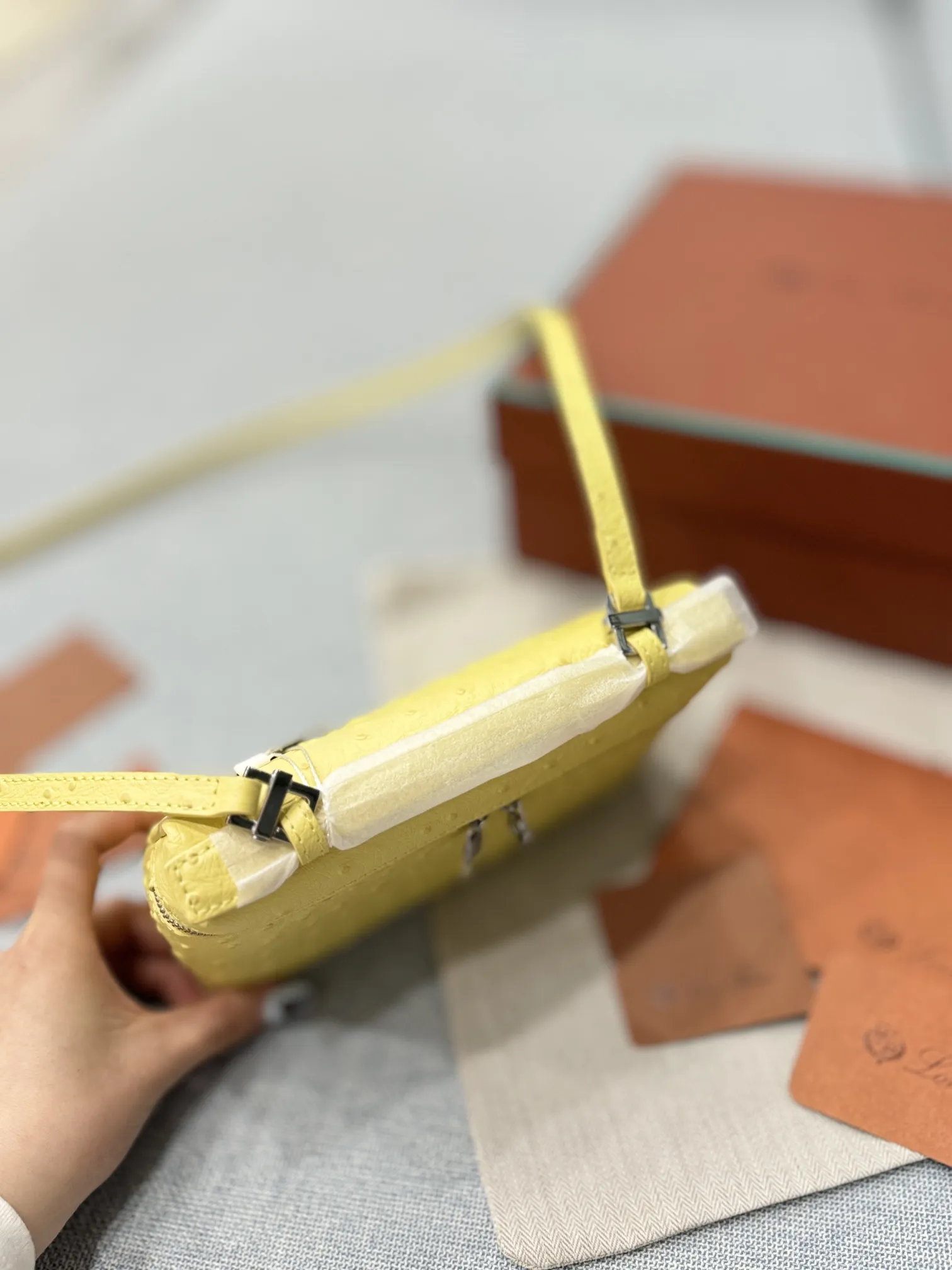 P175 配盒🎀 size：19.5&times;11.5 Loro Piana 鸵鸟皮 饭盒包 手提单肩斜挎包 越看越上头！ 这个颜色是怎么做到看起来又暗又亮的? 亮是感觉颜色很提亮， 暗是觉得绿得也不耀眼， 可能是和鸵鸟皮的关系， 搭配金扣，完美的复古风就出来了