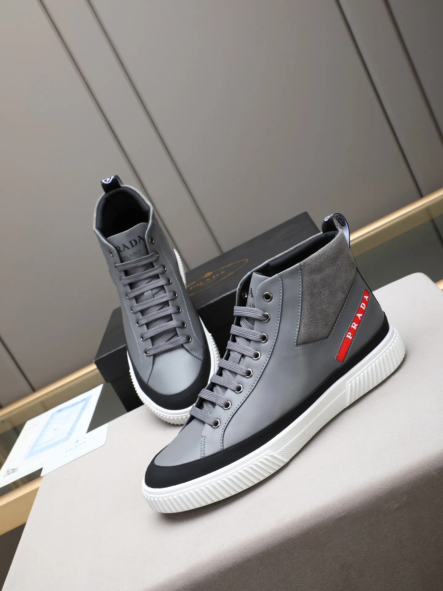 PP220 新款普拉达休闲男鞋意大利著名的奢侈品品牌,目前超爱的款,脚感很好,洋气时髦,显得脚型很正,走起路来也很轻便~鞋型很正,上脚非常好看!面鞋面进口牛皮➕水洗羊里,大底采用防滑运动专属带logo底,舒适 首选好男鞋 长期不过时款! 尺码:38-39-40-41-42-43-44(45定做)多色选!