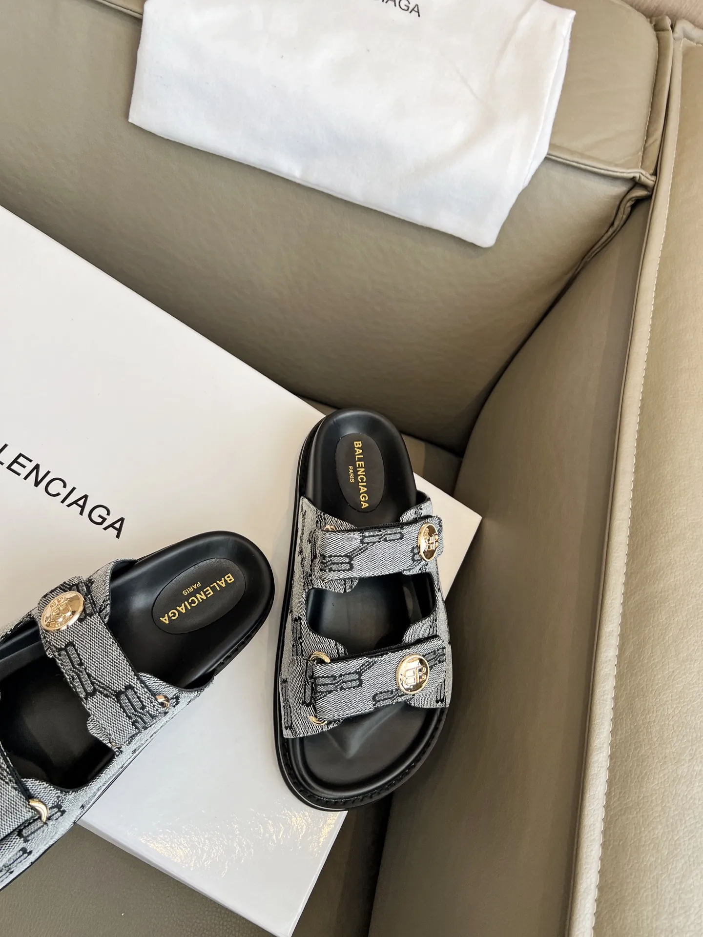 🍓 2025春夏BALENCIAGA/巴黎世家 爆款推荐[得意]这款鞋今年非常🔥爆，独立风格➕各处无可挑剔的细节做工。码数35-40码 41克定做。出厂价230