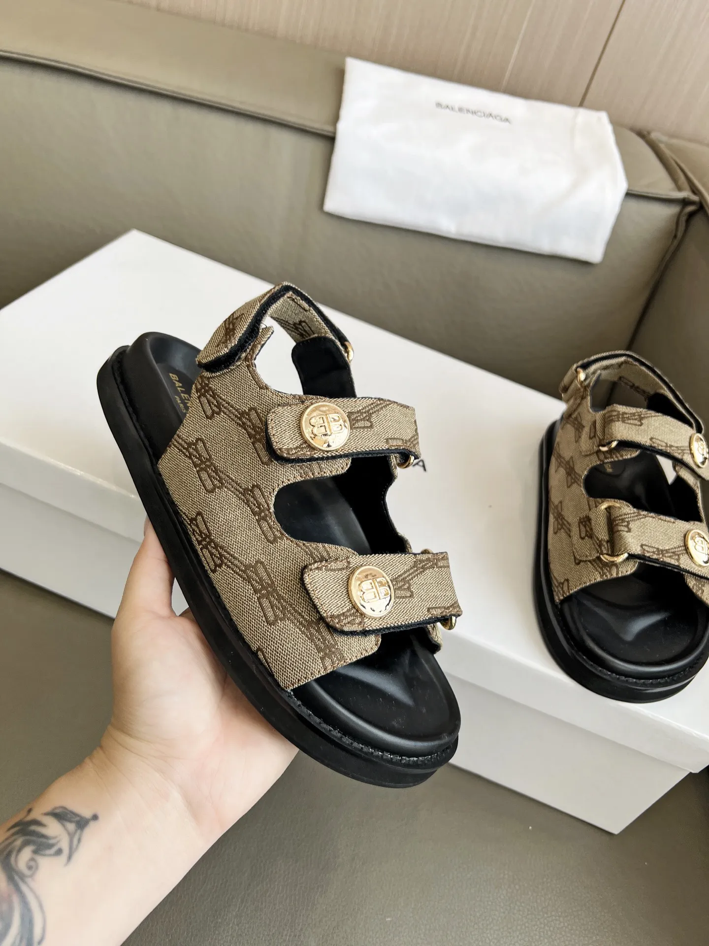 🍓 2025春夏BALENCIAGA/巴黎世家 爆款推荐[得意]这款鞋今年非常🔥爆，独立风格➕各处无可挑剔的细节做工。码数35-40码 41克定做。出厂价250