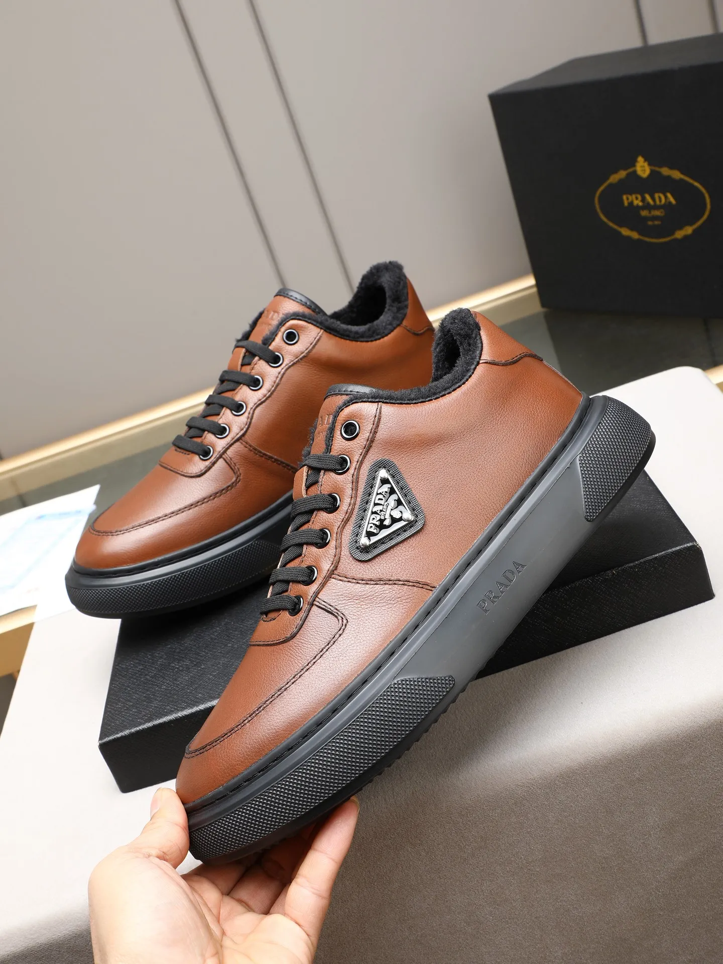 PP240 Prada/普拉达 男士新款休闲鞋,这款鞋面采用进口小牛皮+绒里!外侧饰以P家经典金属三角珐琅徽标,大底采用防滑运动发泡超轻大底,上脚脚感很好,洋气时髦单品!两色选! Size:38-44(45定做)