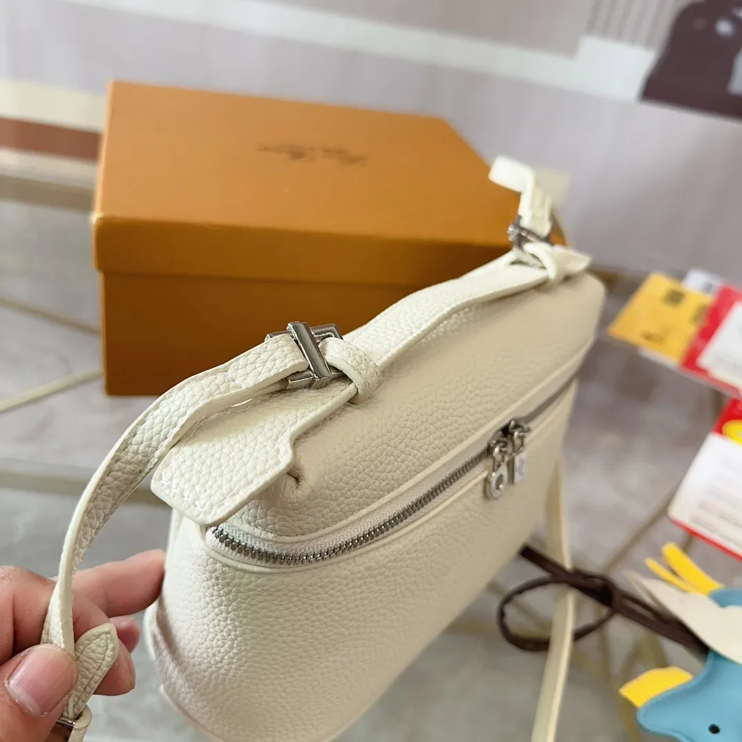 P125 配盒子 貌美如花LoroPiana小方包 不再买包的我看到这个小白真是受不了 简直太适合夏天，容量可放下手机 钥匙 气垫 手纸 口红等，好喜欢這 #OroPiana#夏日小包推荐 尺寸：20 13 T