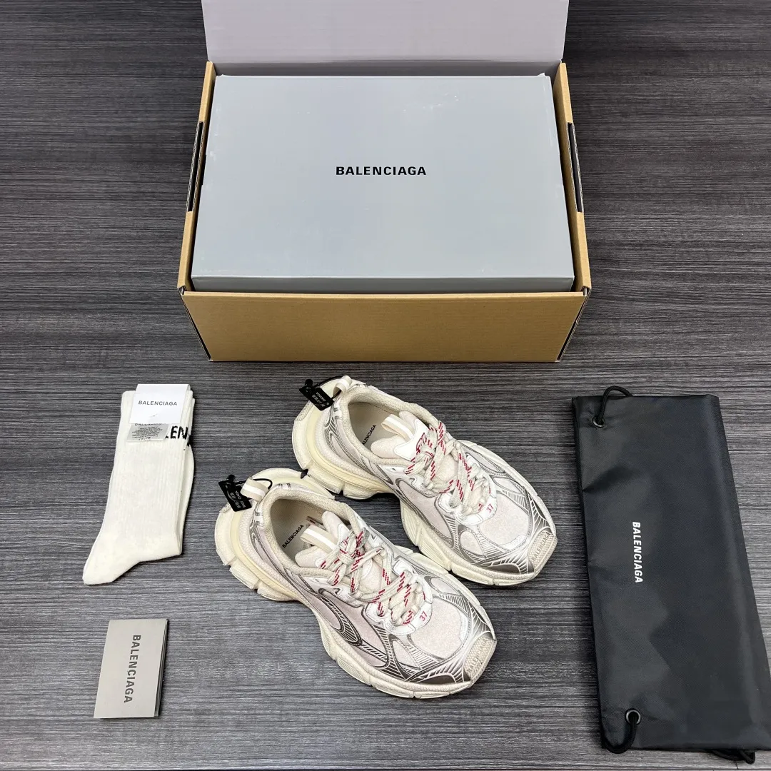 💰420 纯原版本Balenciaga Phantom Sneaker 巴黎世家3XL 白银满天星 潮流跑鞋 在延续 Track Trainer 户外轮廓和复杂鞋面结构的同时,新版本在后跟位置增加了透明带的部件,整鞋看起来更加复古。鞋面采用五彩粉沙织网 遇到光线如漫天星空 非常抢眼! 包装:全套原版包装加固飞机盒包装! 码数:35-46码(偏大一码 穿42拍41码)