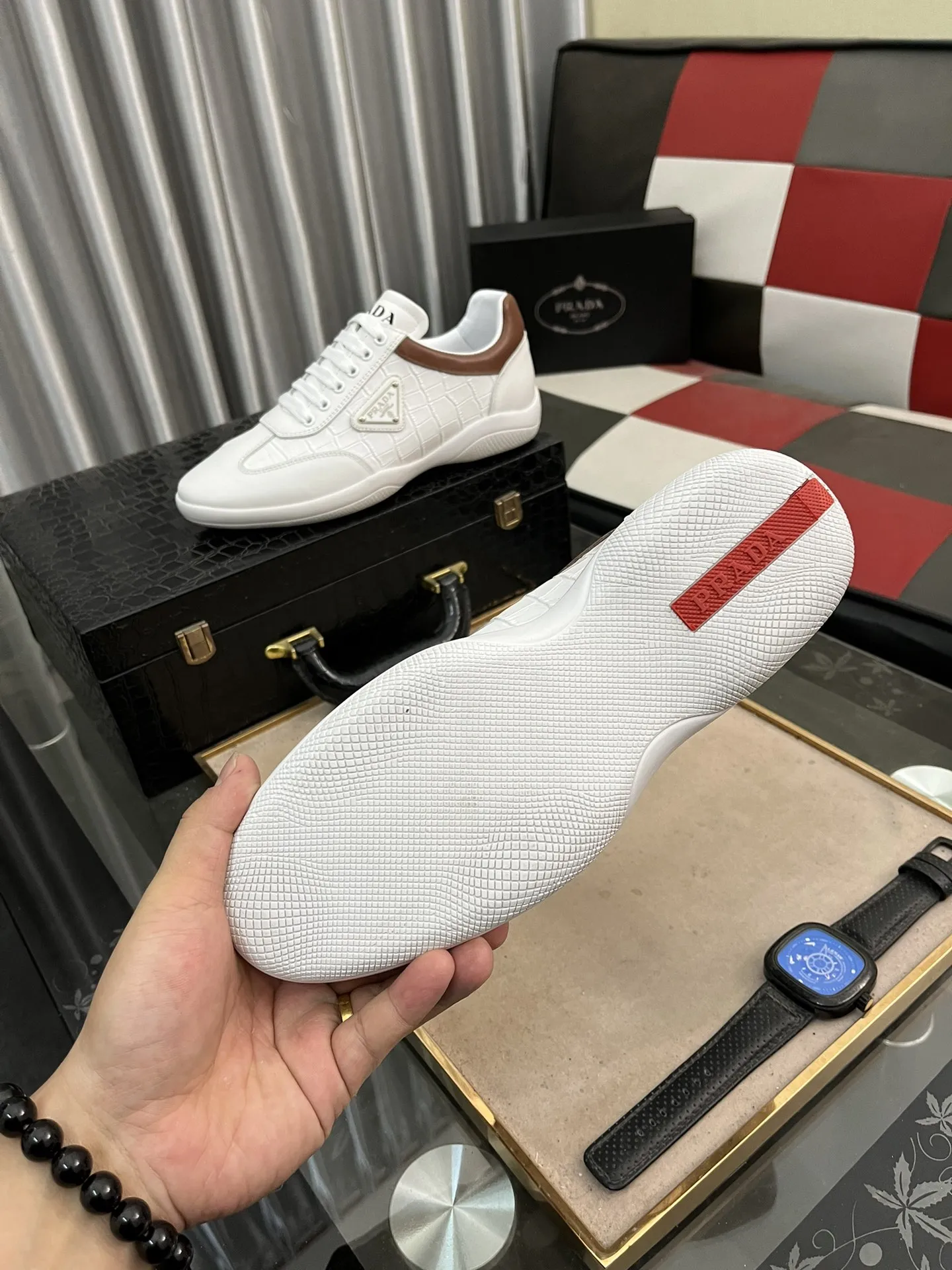 出厂价：220⌚️⌚️Prad*普拉达🆕男士高端精品，简约休闲运动鞋，这款选用皮革和尼龙打造，形成出其不意的纹理对比。特别的同色调工艺打造别致设计，鞋面饰涂珐琅金属三角形徽标，简约精致，辅以灵感源自标志性Symbole图案的元素码数：38-443⃣️色可选